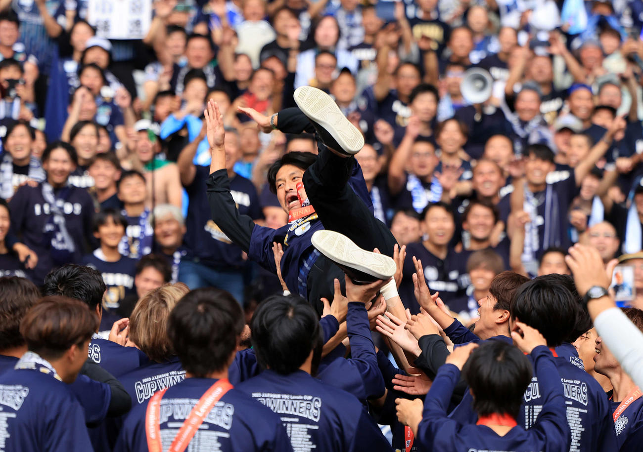 福岡対浦和　初優勝を決め、サポーターを背に胴上げされる福岡城後（撮影・浅見桂子）
