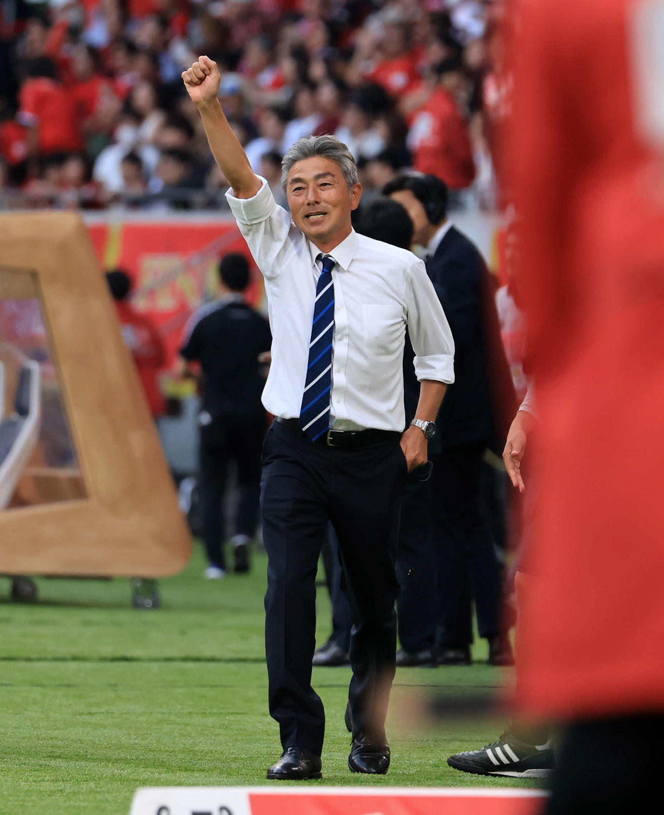 福岡対浦和　初優勝を決め、サポーターに向かってガッツポーズする福岡長谷部監督（撮影・浅見桂子）