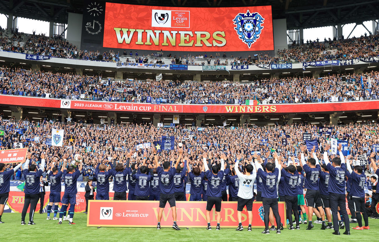 福岡対浦和　初優勝を決め、サポーターとバンザイで盛り上がる福岡イレブン（撮影・浅見桂子）