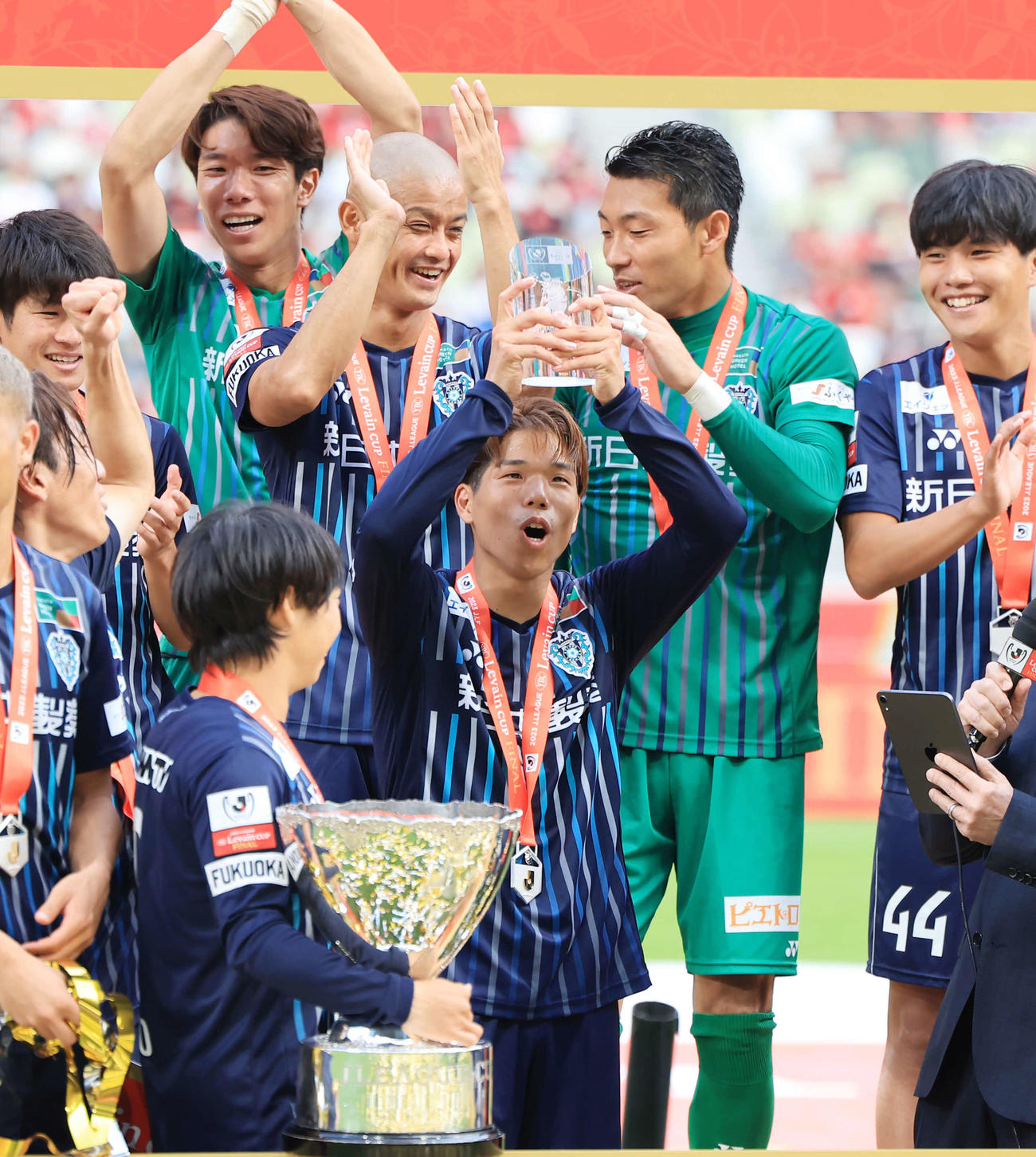 福岡対浦和　MVPに輝いた福岡前（中央）はイレブンに祝福される（撮影・浅見桂子）