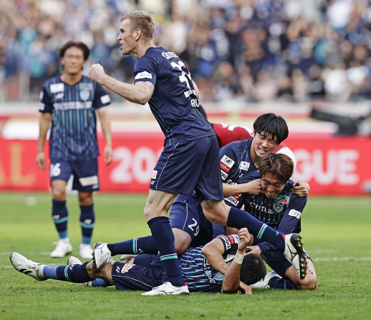 福岡対浦和　浦和を破って初優勝し、喜ぶ福岡イレブン（共同）