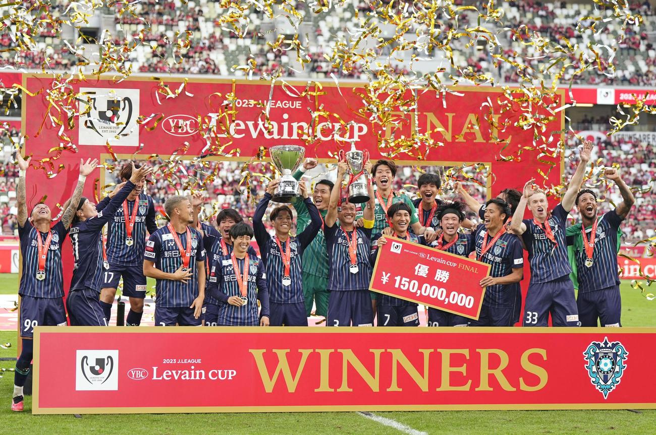福岡対浦和　決勝で浦和に勝利し、初優勝を果たした福岡イレブン（共同）