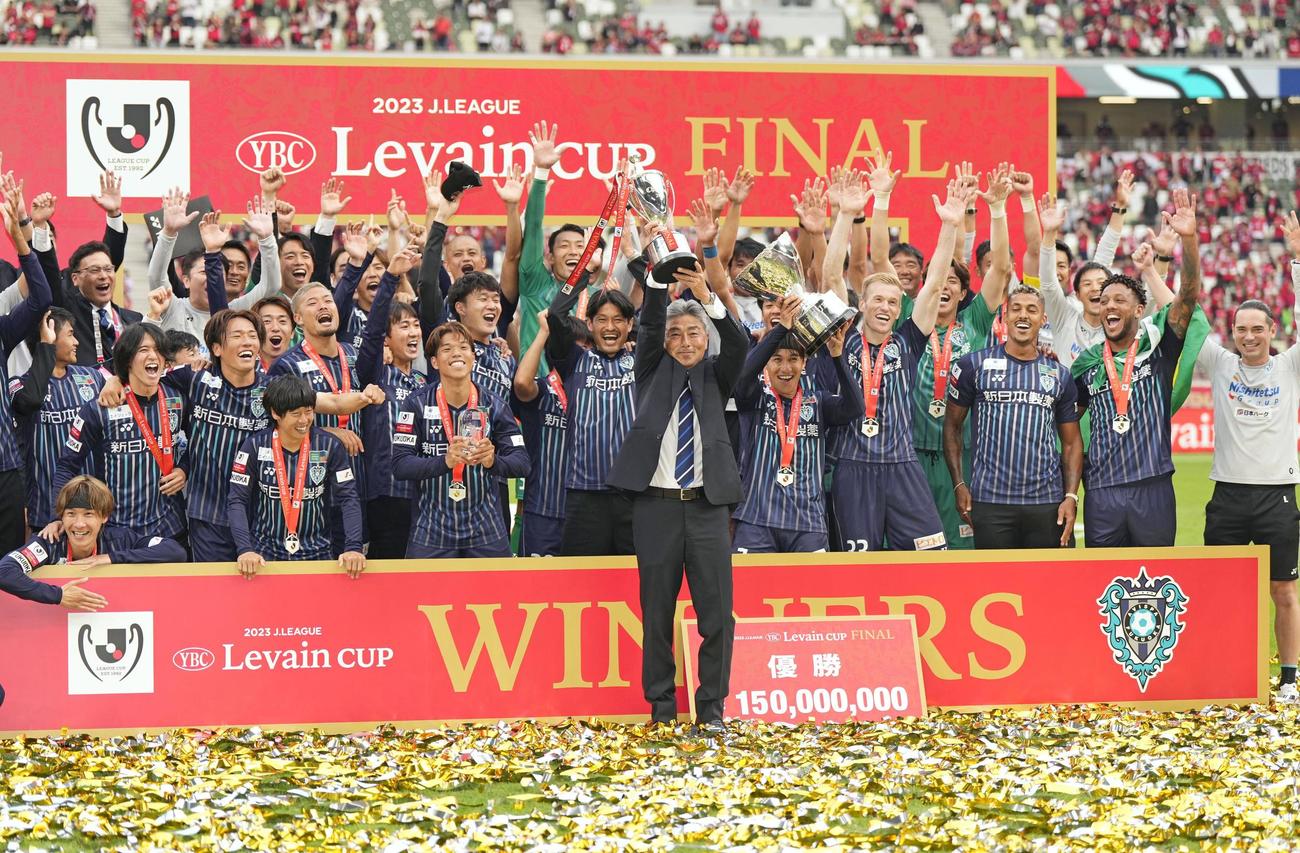 福岡対浦和　初優勝を果たし、大喜びする福岡イレブン。中央は長谷部監督（共同）