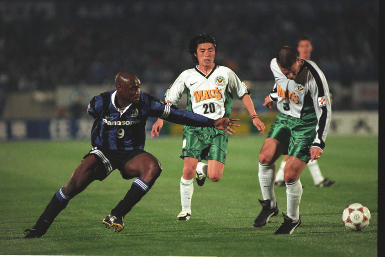 1997年3月、1997年ナビスコ杯・予選リーグBグループ　G大阪対V川崎　G大阪エムボマと競り合うV川崎MF長谷部茂利、同DFアルジェウ