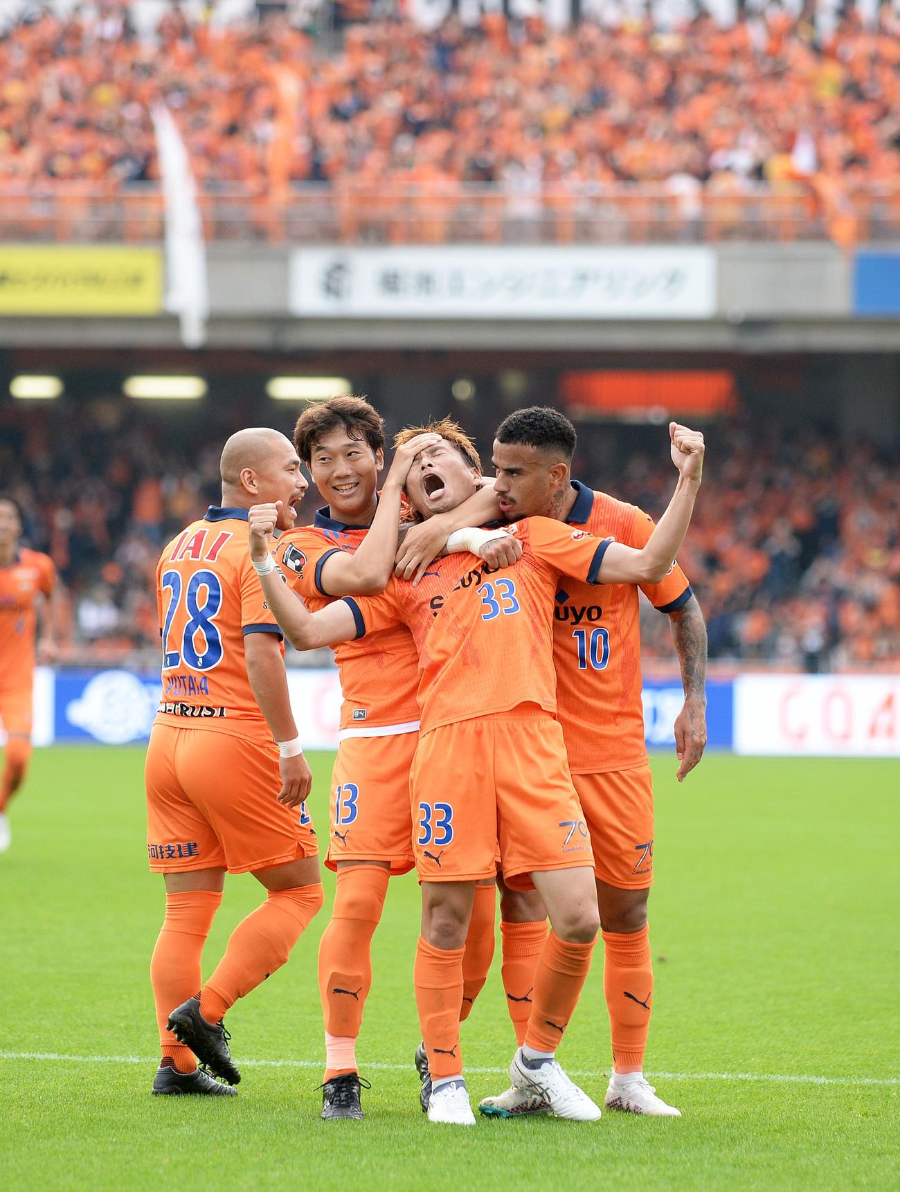 ダメ押しの4点目を決め、雄たけびを上げる清水乾（右から2人目）