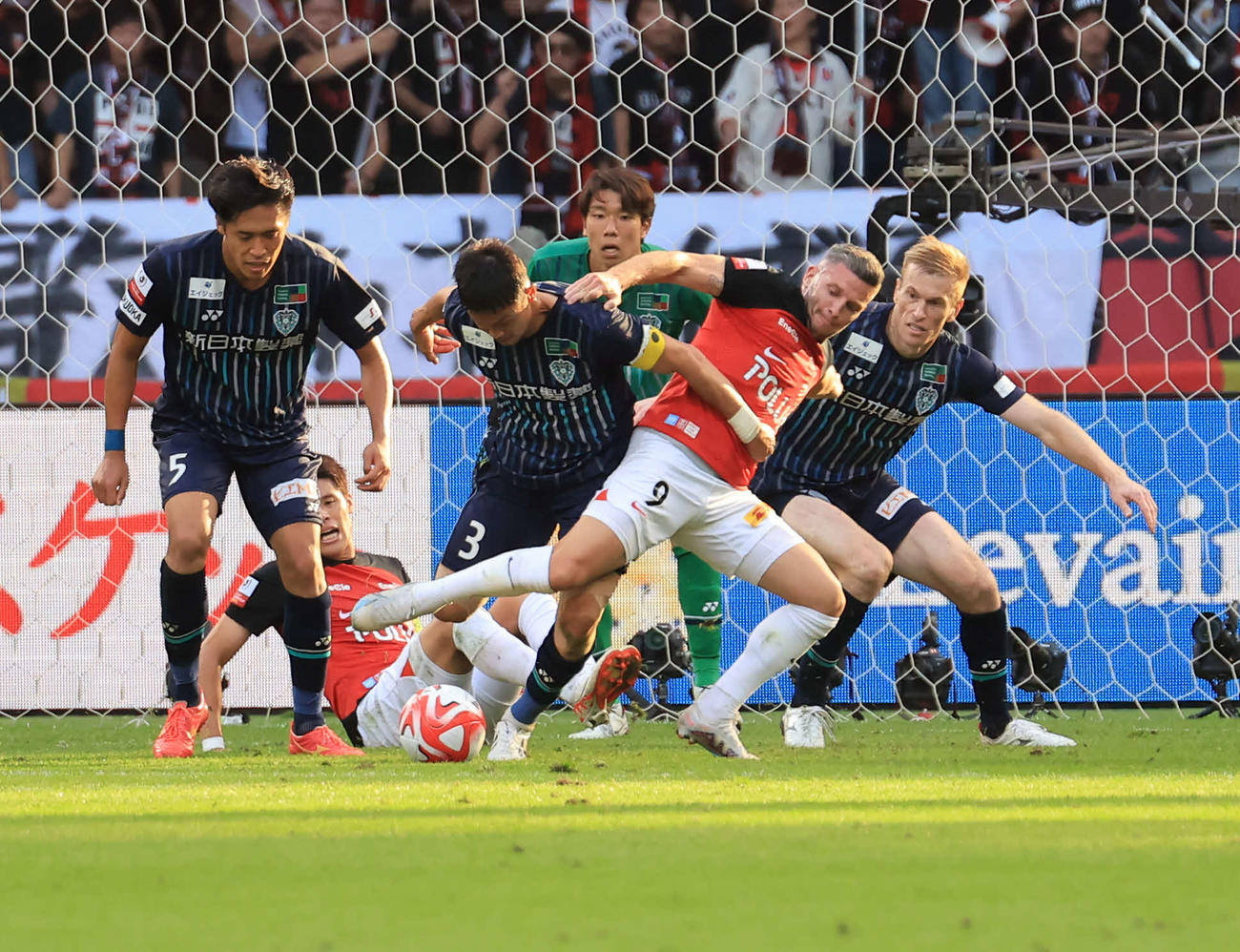 福岡対浦和　後半、攻め込む浦和から必死に守るGK永石（奥）ら福岡DF陣（撮影・浅見桂子）