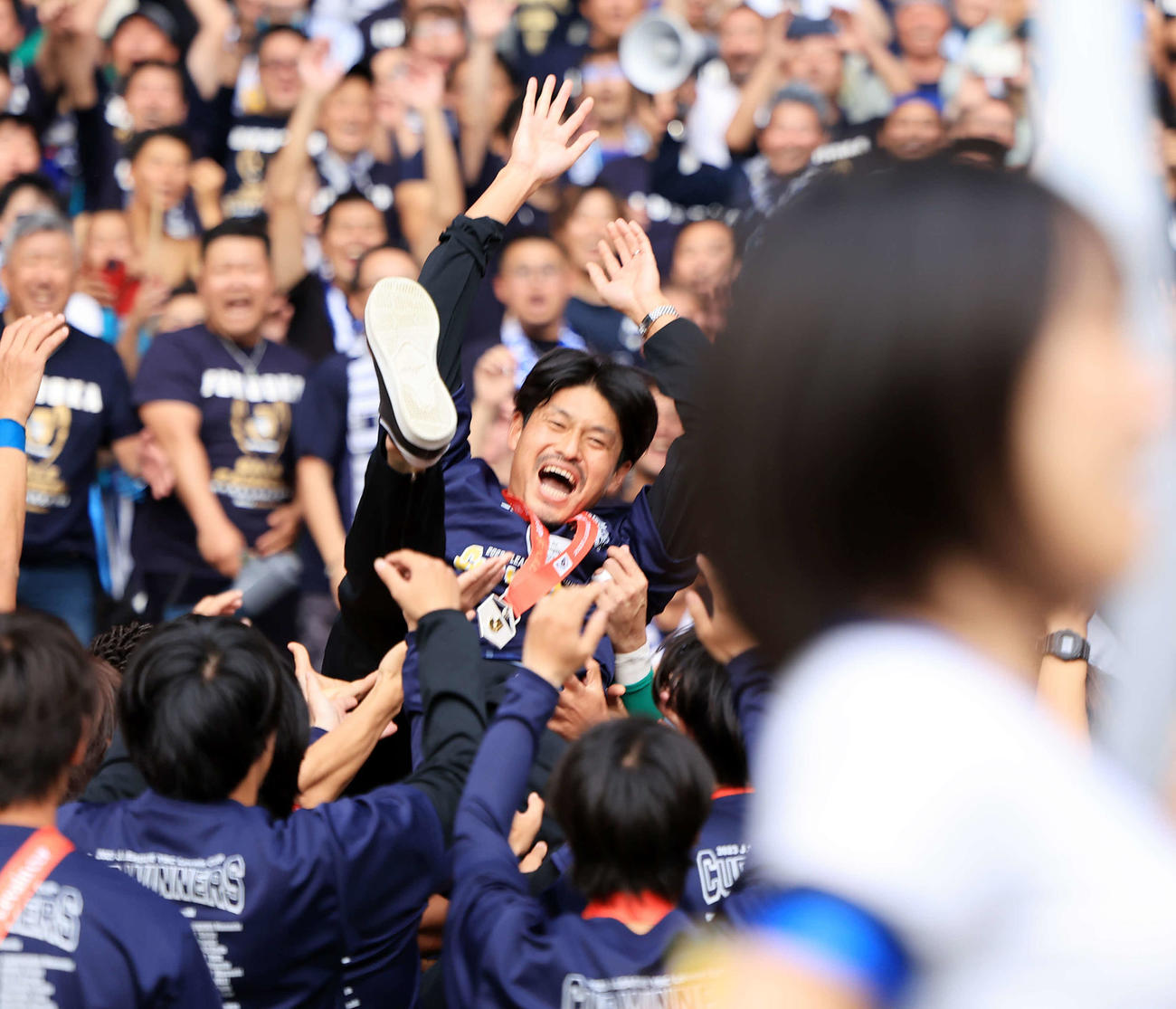 福岡対浦和　初優勝を決め、サポーターを背に胴上げされる福岡城後（撮影・浅見桂子）