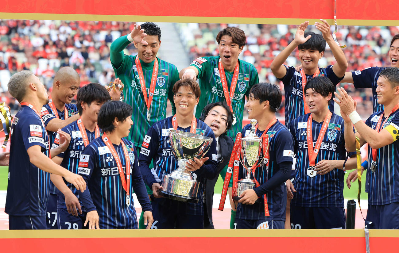 福岡対浦和　MVPに輝いた福岡前（中央）はイレブンに祝福される（撮影・浅見桂子）