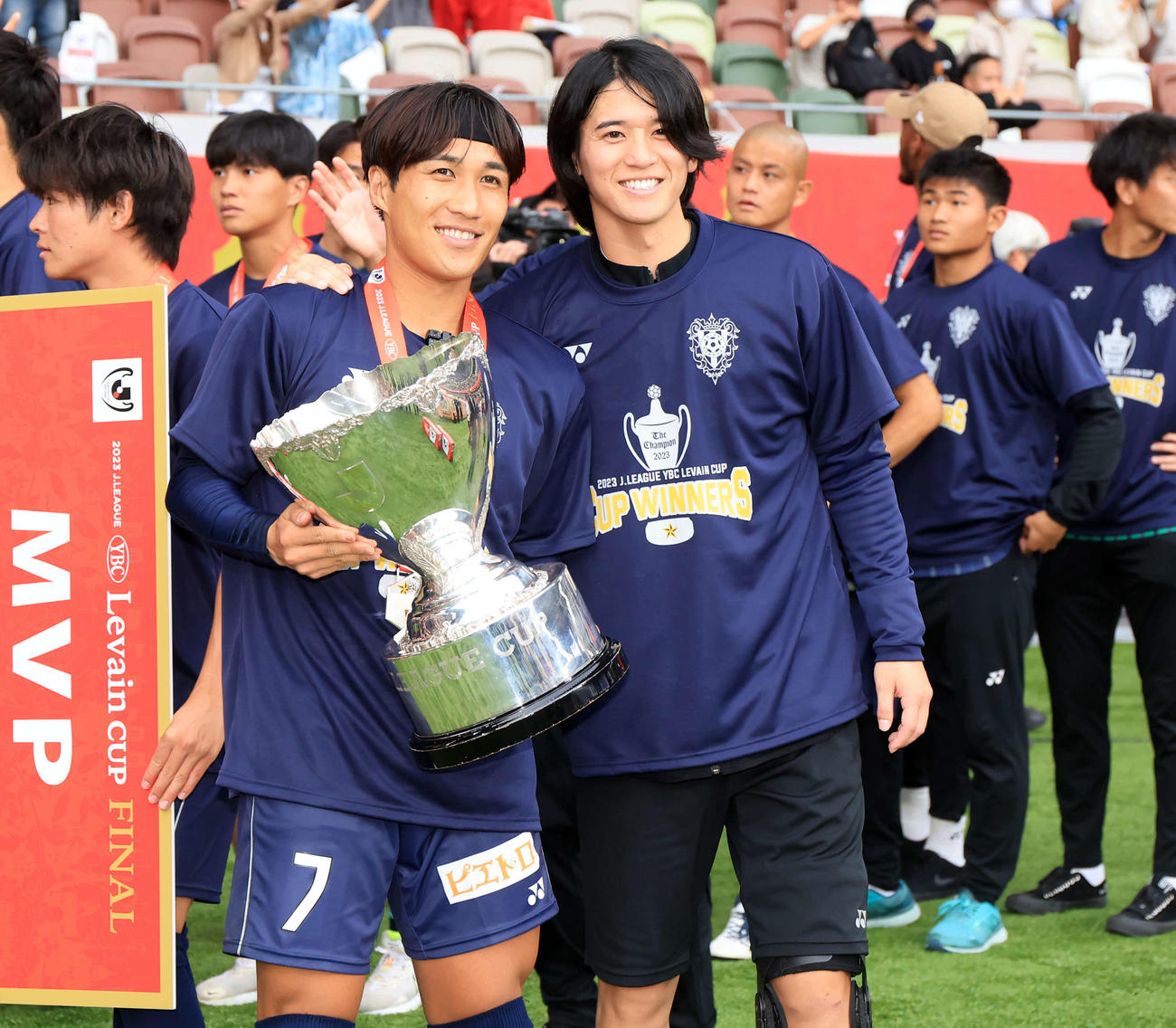 福岡対浦和　初優勝を決め、笑顔で記念撮影する福岡金森（左）と佐藤（撮影・浅見桂子）