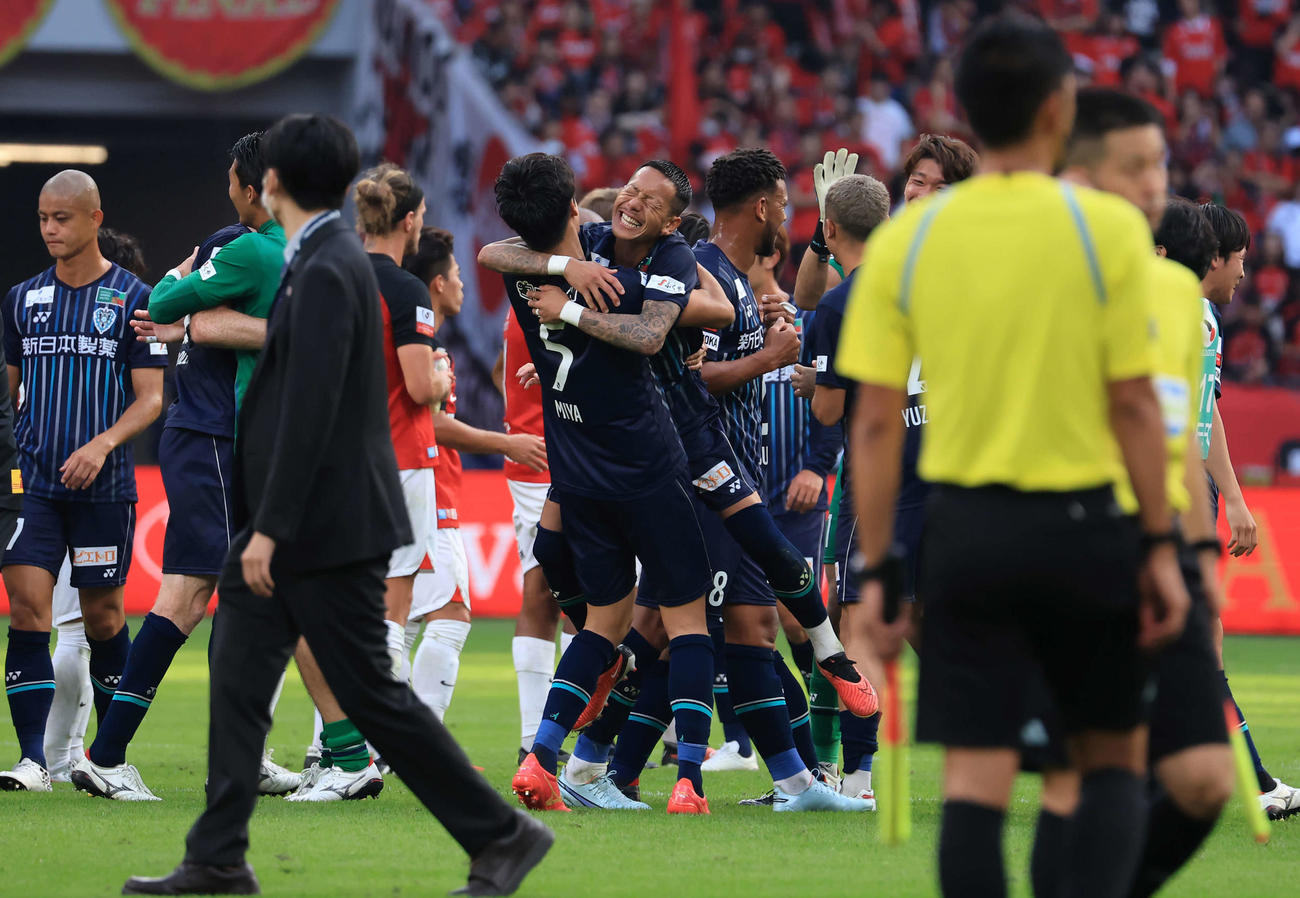 福岡対浦和　初優勝を決めた歓喜の抱擁で喜ぶ福岡イレブン（撮影・浅見桂子）