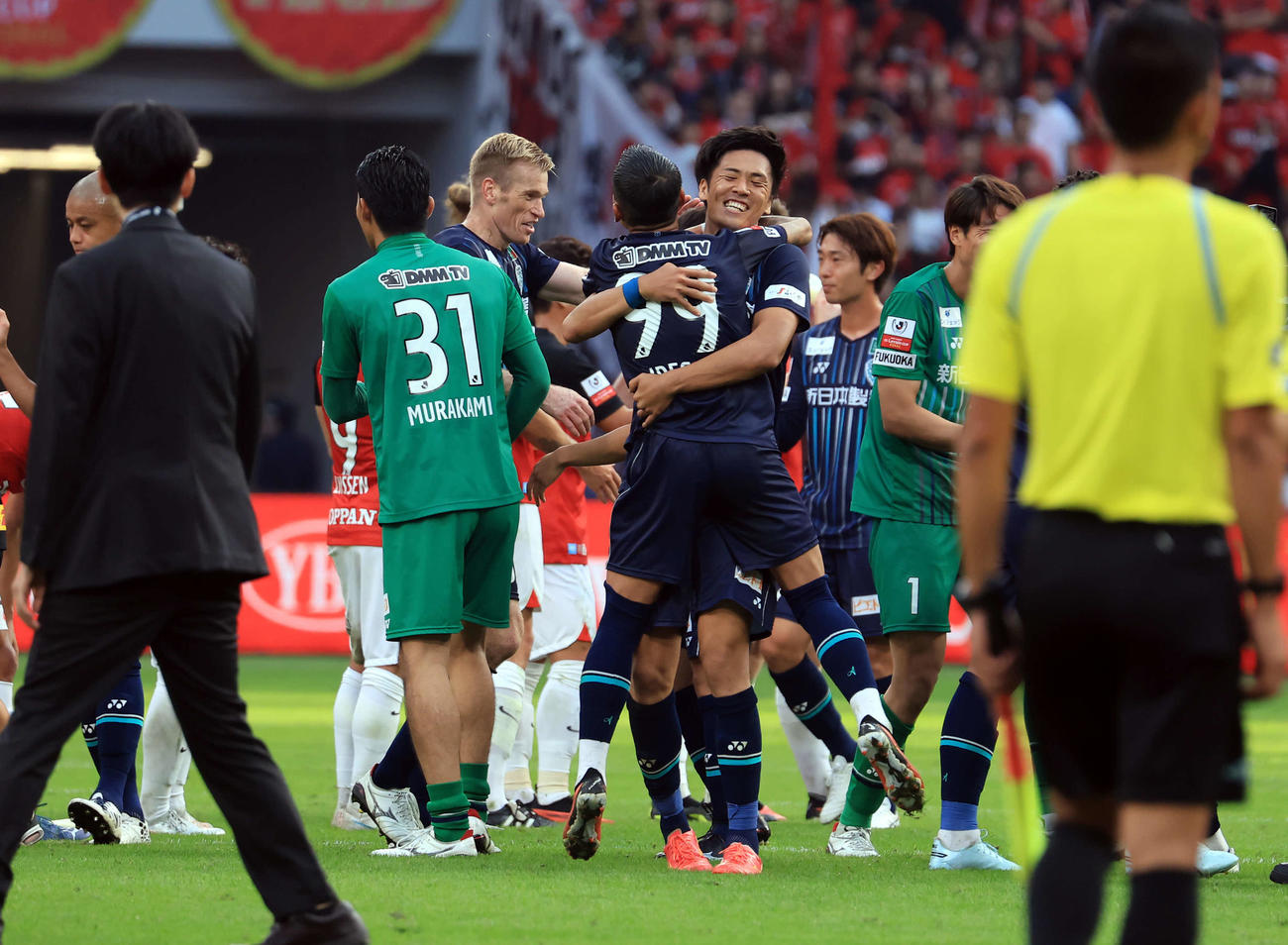 福岡対浦和　初優勝を決めた歓喜の抱擁で喜ぶ福岡イレブン（撮影・浅見桂子）