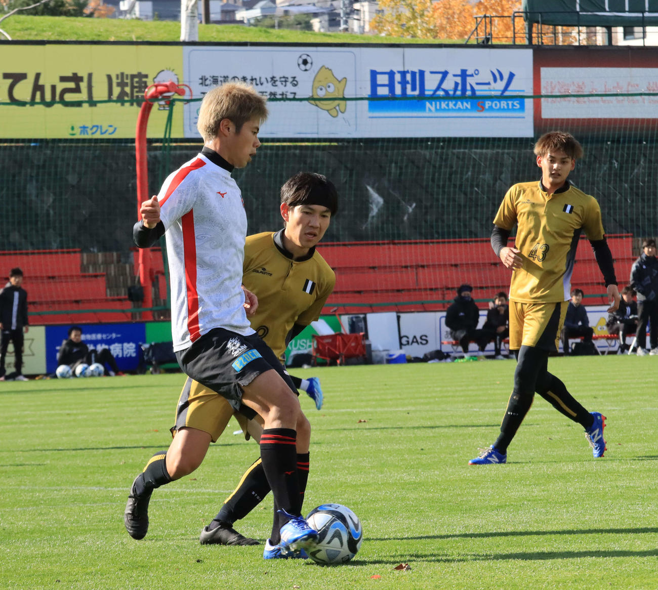BTOP北海道との練習試合でプレーする札幌大森（手前）（撮影・保坂果那）