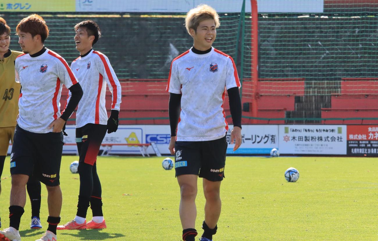 BTOP北海道との練習試合後、笑顔でグラウンドを引き揚げる札幌大森（右端）（撮影・保坂果那）