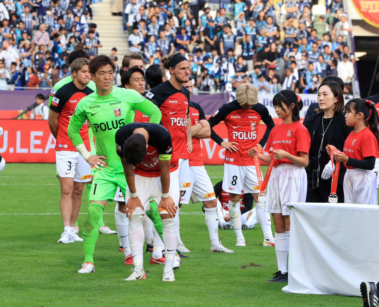 福岡対浦和　1－2で敗れがっくりうなだれる酒井（手前）、西川（左）ら浦和イレブン（撮影・浅見桂子）