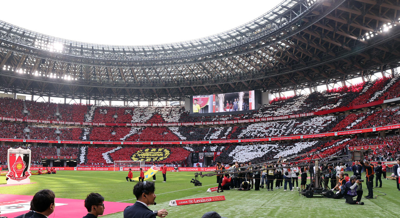 福岡対浦和　試合開始前、浦和サポーターはコレオグラフィーで応援する（撮影・浅見桂子）