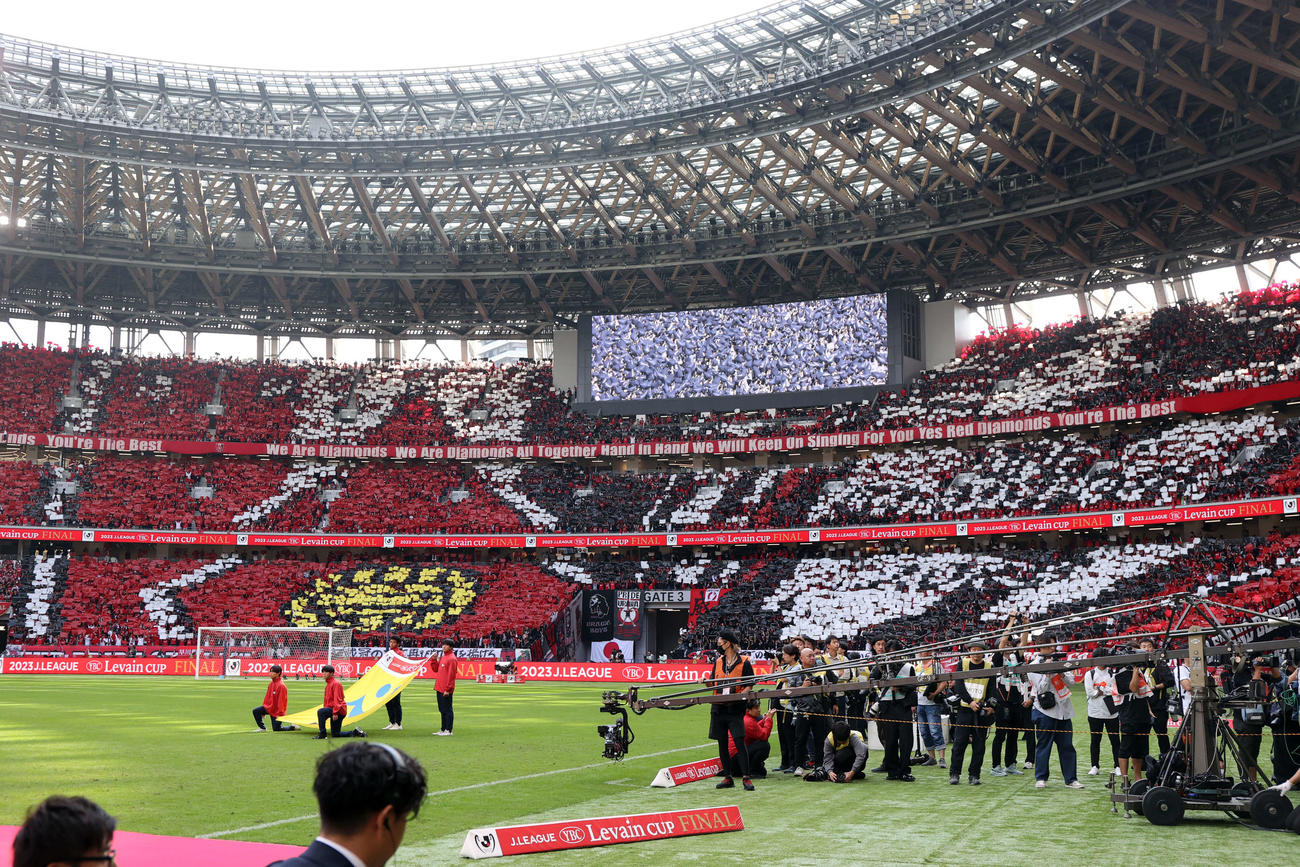 福岡対浦和　試合開始前、浦和サポーターはコレオグラフィーで応援する（撮影・浅見桂子）