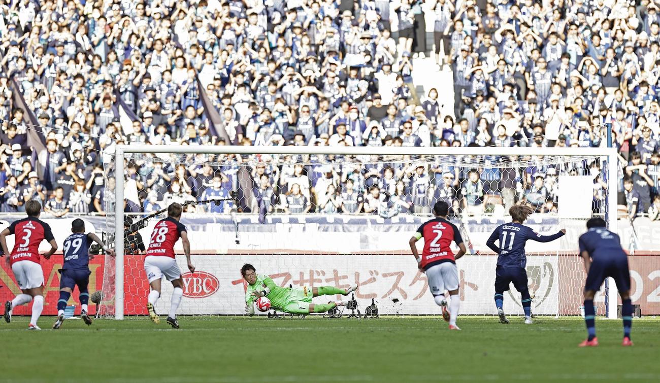 福岡―浦和　後半、福岡・山岸（右から2人目）のPKを止めた浦和・GK西川（中央）＝国立競技場（共同）