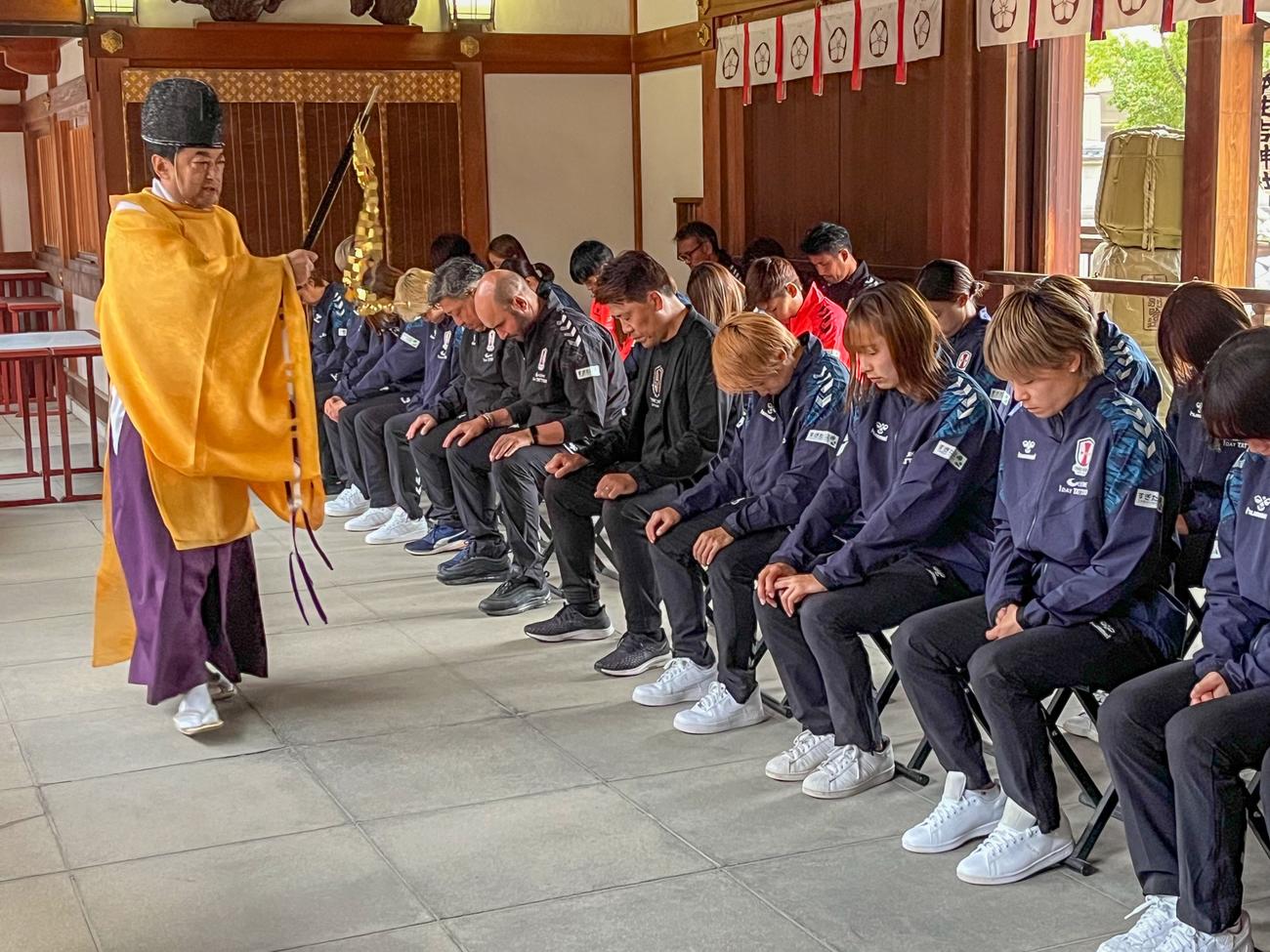必勝祈願で本住吉神社を訪れたINAC神戸の選手・スタッフ（撮影・永田淳）