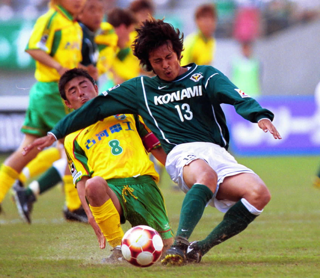 2001年5月、市原の長谷部茂利（左）は石塚啓次にスライディングタックルでボールを奪う