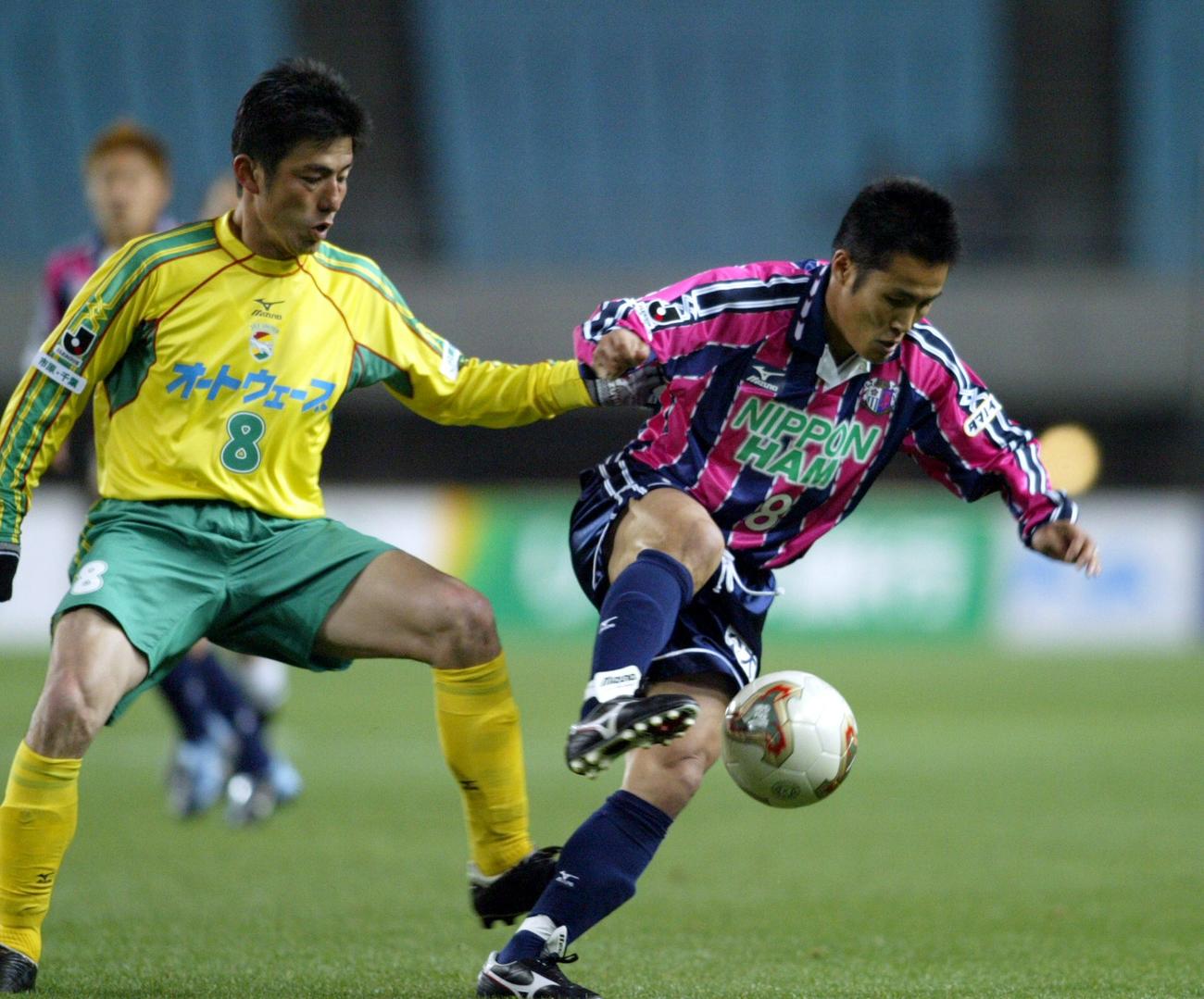 2003年4月、Jリーグナビスコ杯・予選リーグ第3節　C組　C大阪対市原　後半5分、市原MF長谷部茂利（左）と競り合うC大阪MF森島寛晃