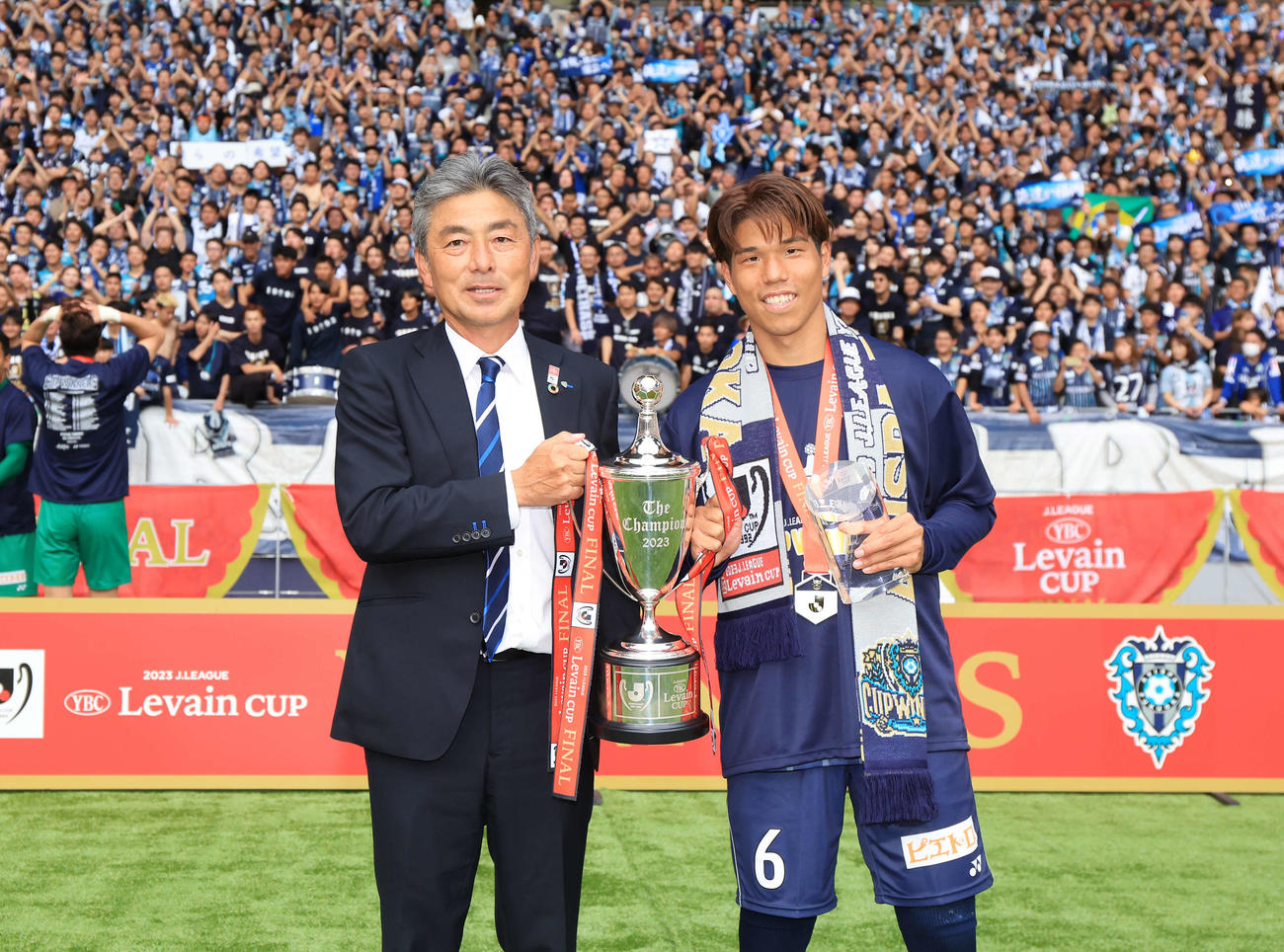 福岡対浦和　初優勝を決め、サポーターを背に笑顔で記念撮影する福岡長谷部監督（左）と前（撮影・浅見桂子）