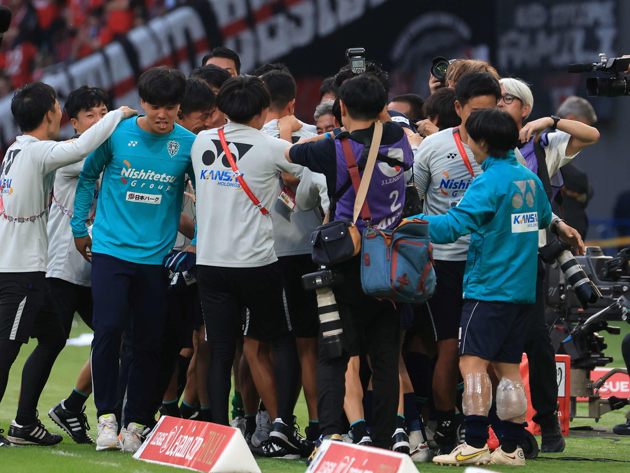 福岡対浦和　初優勝を決めた瞬間、ベンチの選手たちにもみくちゃにされる福岡長谷部監督（中央）（撮影・浅見桂子）