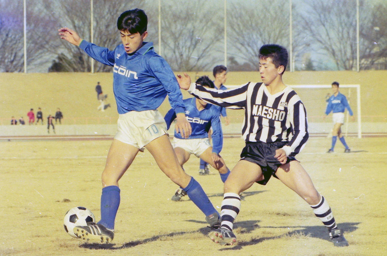 1990年、第68回全国高校サッカー選手権大会　準々決勝　前橋商対桐蔭学園　ドリブルする桐蔭学園・長谷部茂利（左）