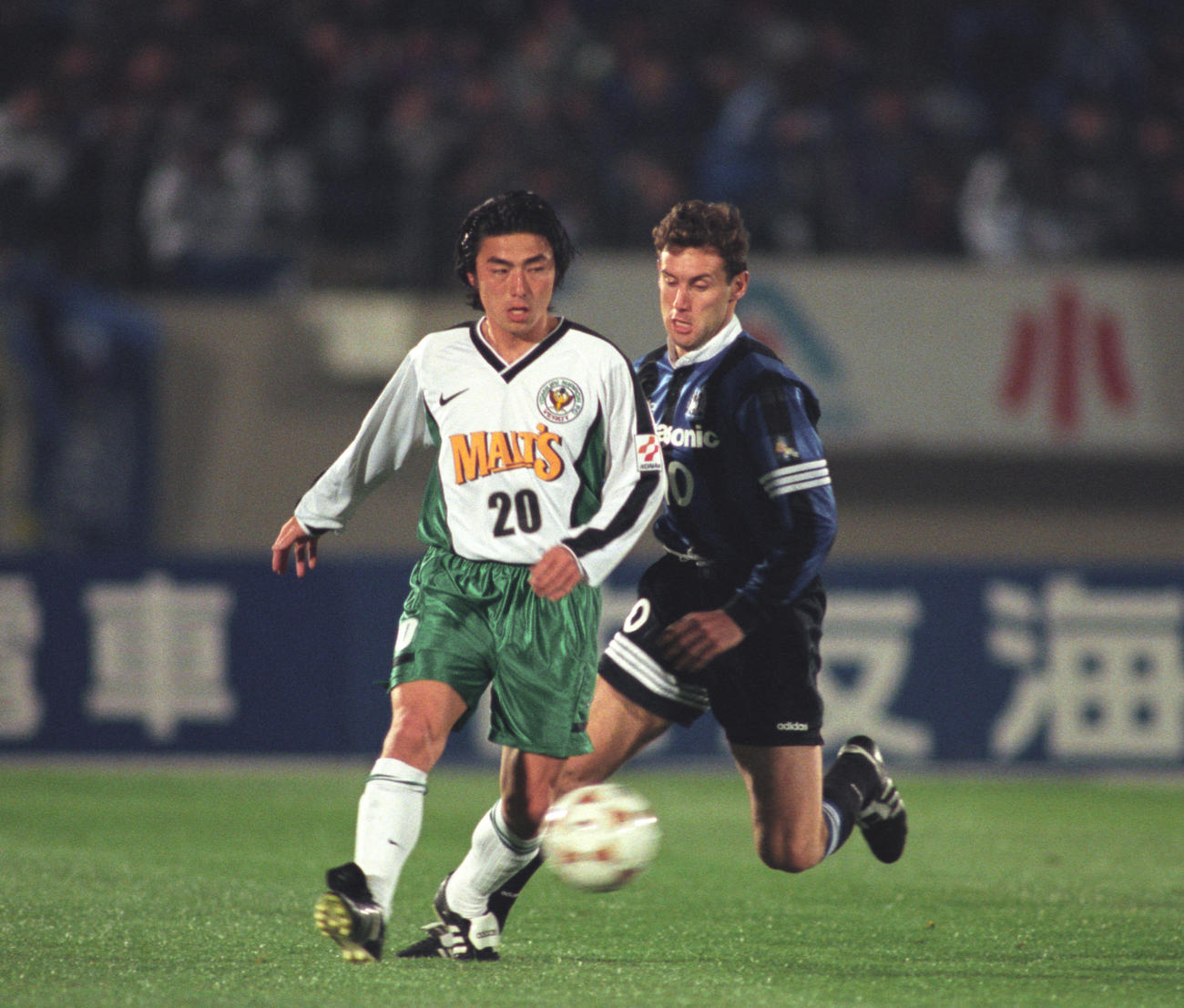 1997年3月、1997年ナビスコ杯・予選リーグBグループ　G大阪対V川崎　V川崎MF長谷部茂利。右はG大阪MFクルプニ