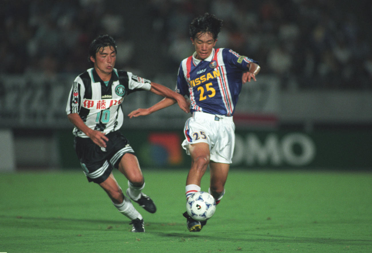 1998年9月、Jリーグ・第2ステージ・第3節　神戸対横浜M　横浜M・MF中村俊輔と競り合う神戸MF長谷部茂利（左）