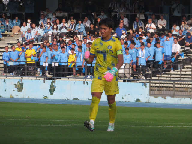 PK戦で相手シュートをセーブした桐蔭学園GK神保颯太はガッツポーズ