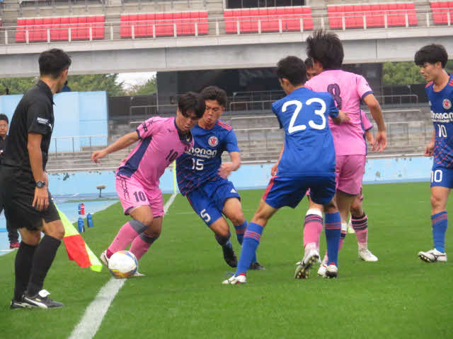 日大藤沢MF安場壮志朗はライン際で巧みにボールをキープする