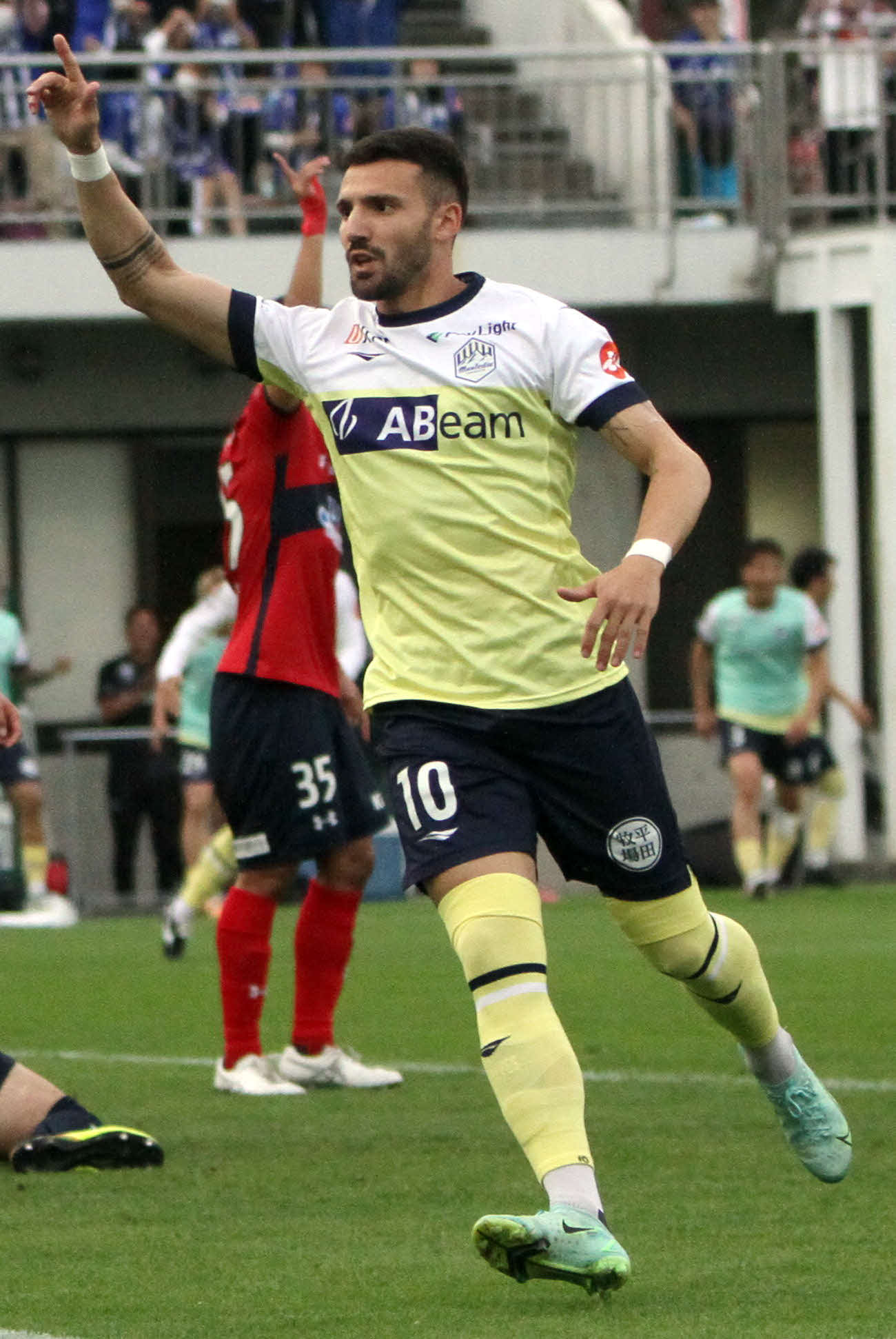 後半17分、同点ゴールを決め、右手を突き上げるMFアウベス