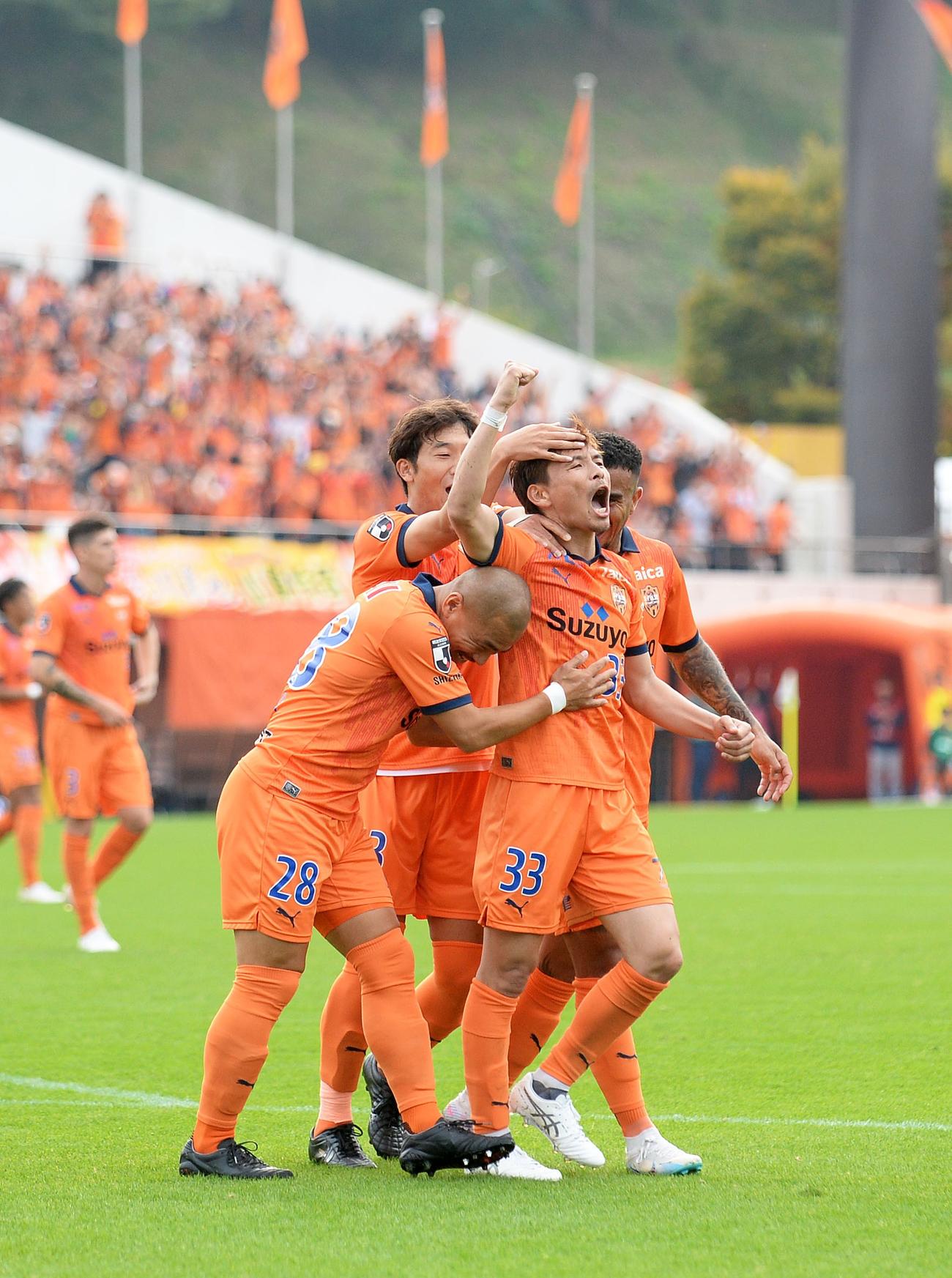 後半にチーム4点目を決め、仲間からの祝福を受ける清水乾（右から2人目）
