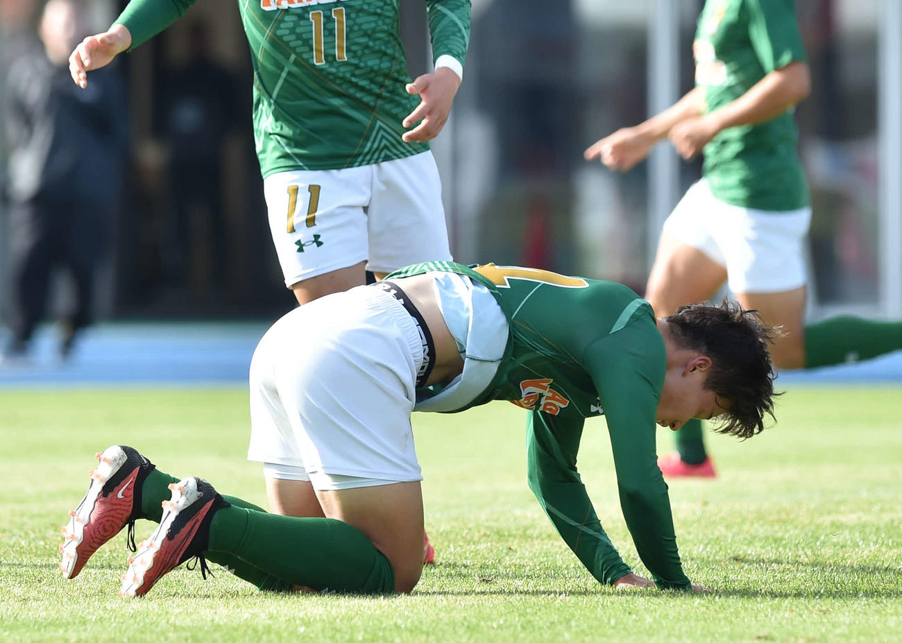 青森山田対八戸学院野辺地西　後半、ダイビングヘッドで8点目を決めた青森山田MF杉本（撮影・相沢孔志）