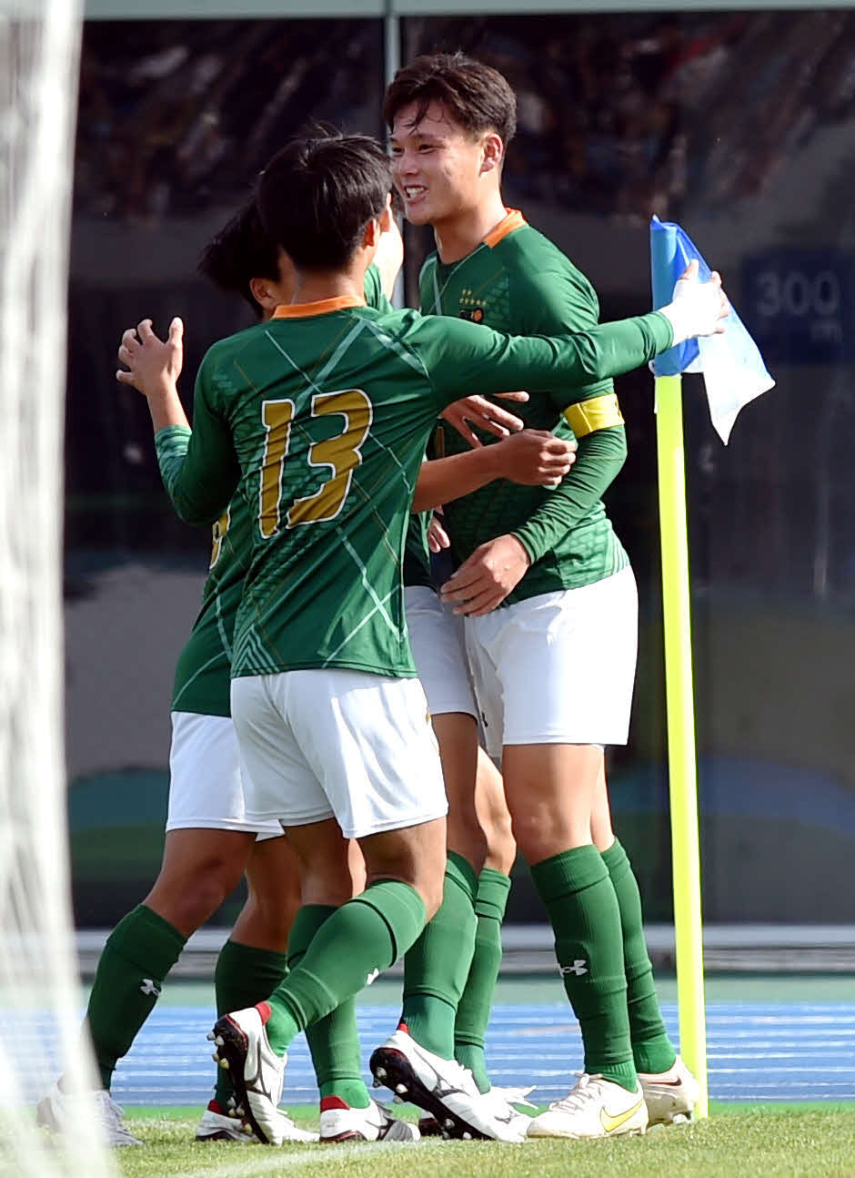 青森山田対八戸学院野辺地西　前半、ヘディングで先制ゴールを決め、コーナーフラッグ付近で喜ぶ青森山田DF山本（中央）（撮影・相沢孔志）