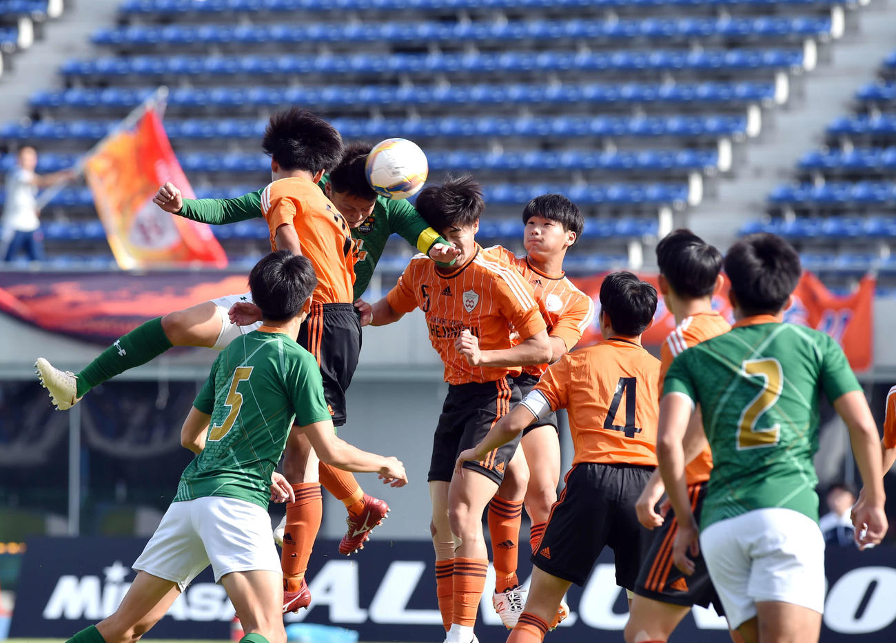 青森山田対八戸学院野辺地西　前半、ヘディングで先制ゴールを決める青森山田DF山本（撮影・相沢孔志）