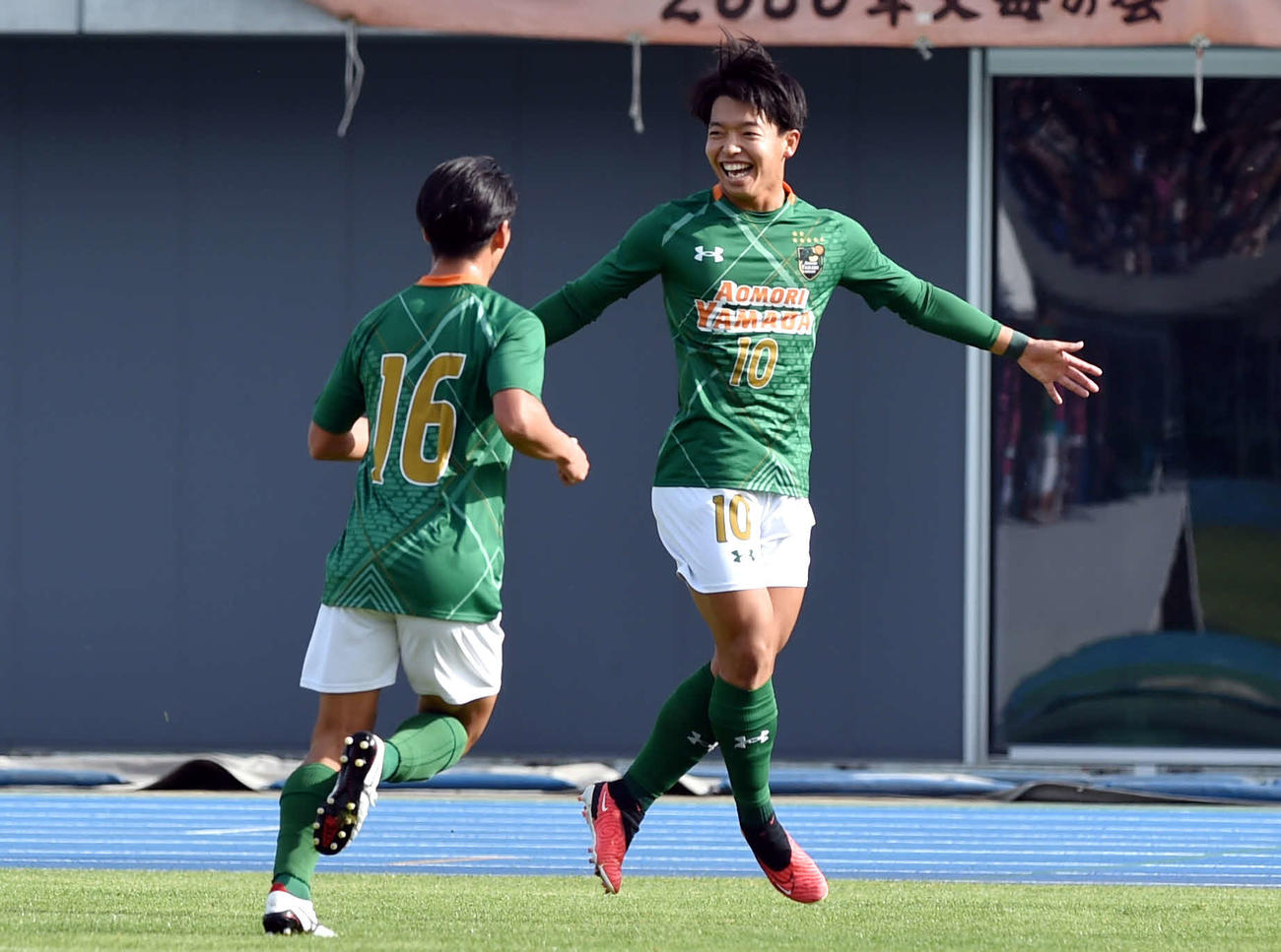 青森山田対八戸学院野辺地西　前半、2点目を決めて喜ぶ青森山田MF芝田（右）（撮影・相沢孔志）