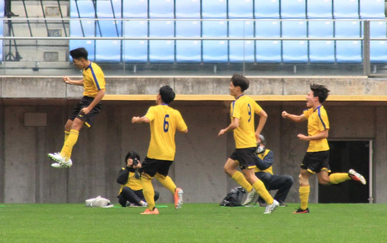 前半7分、先制ゴールを挙げジャンプして喜ぶ仙台育英DF渡辺（左）