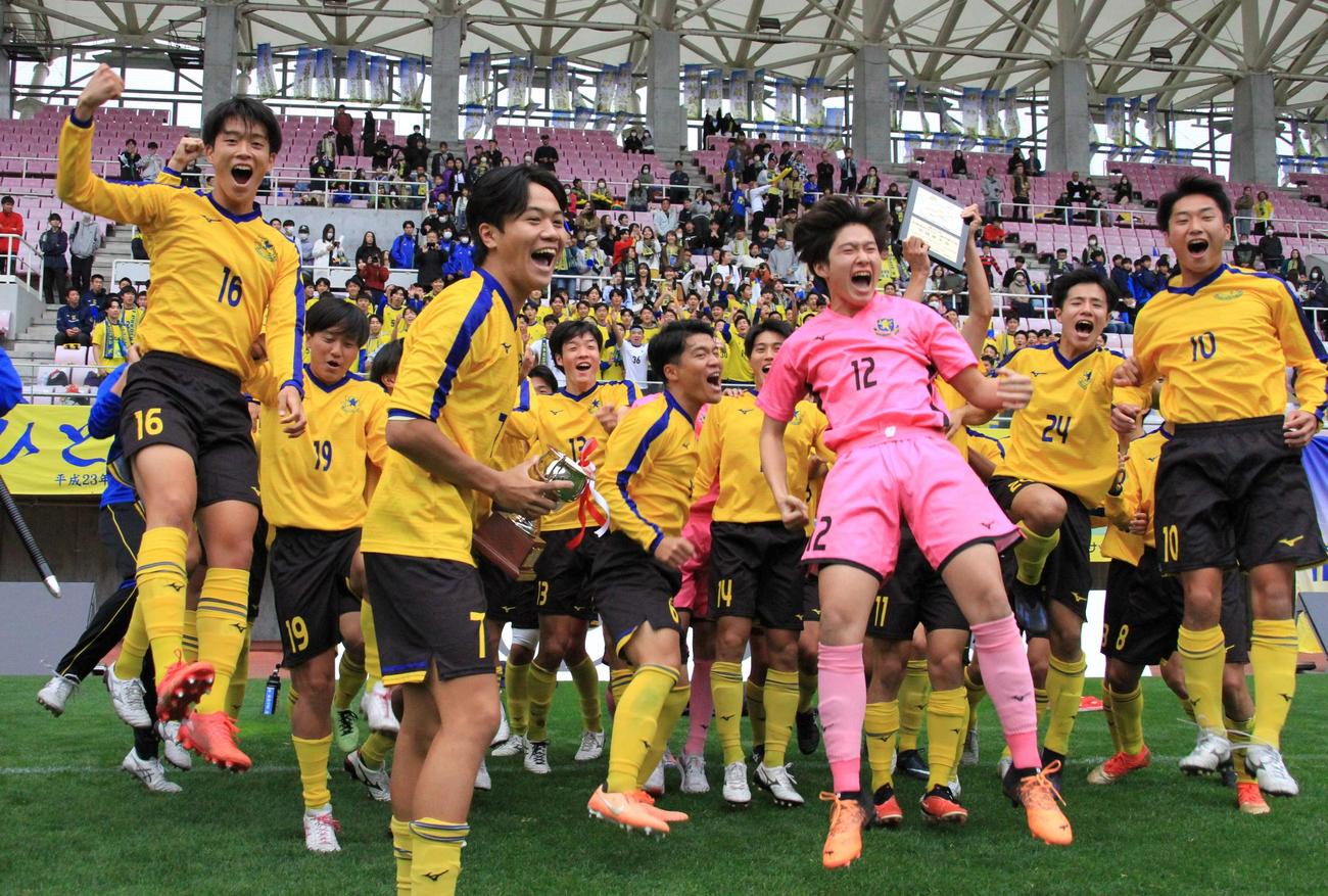 2年ぶり37度目の優勝に大喜びの仙台育英イレブン