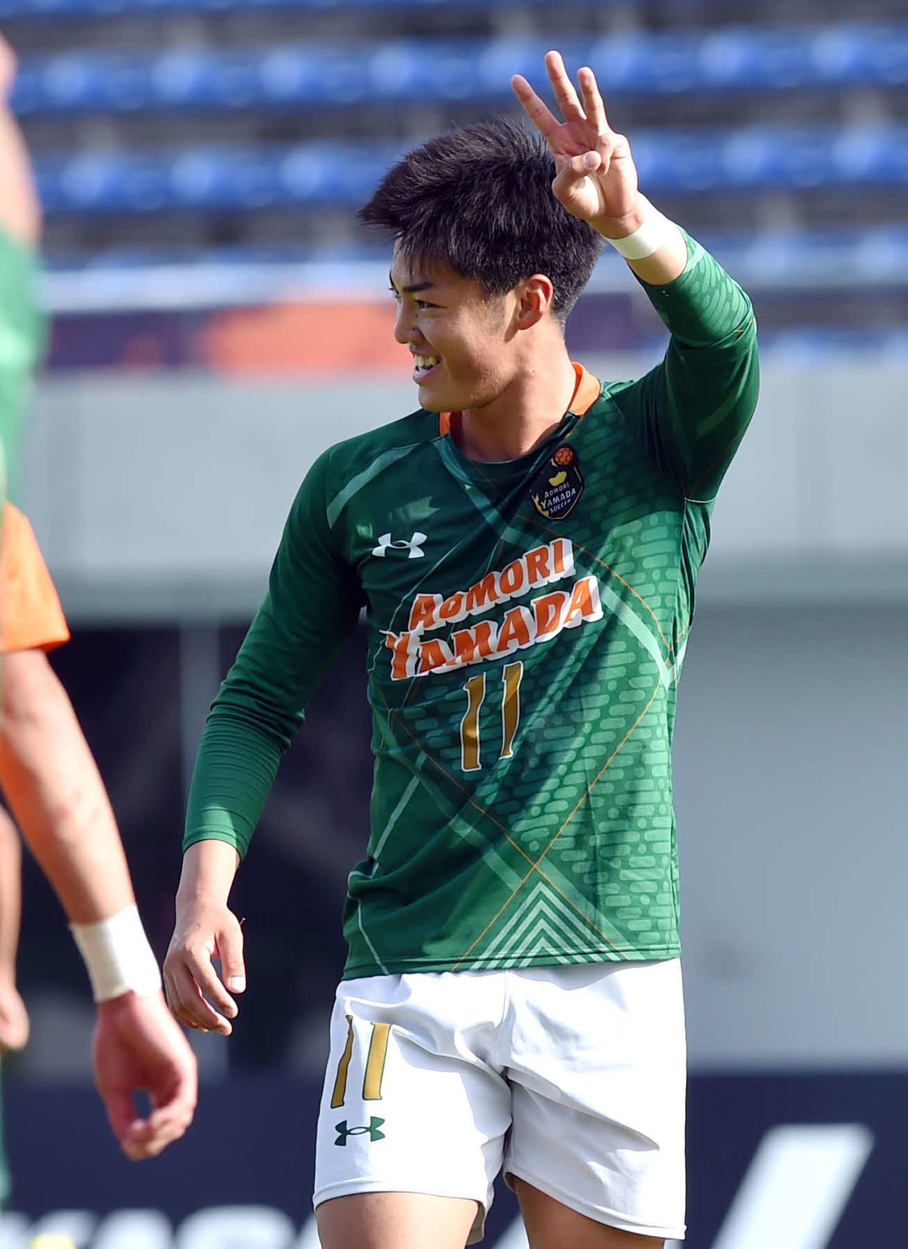 青森山田対八戸学院野辺地西　前半、7点目を決めてハットトリックを達成した青森山田FW米谷は「3」ポーズ（撮影・相沢孔志）