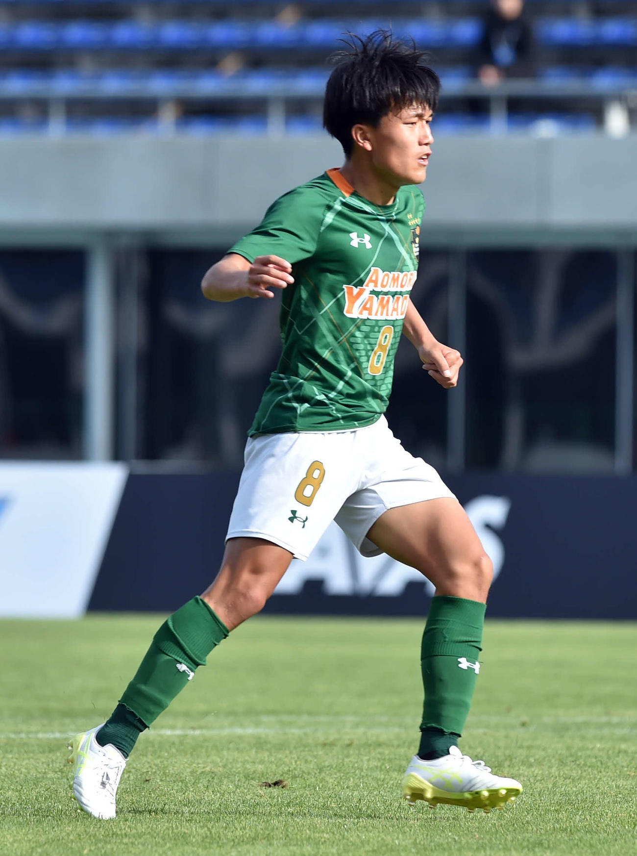 青森山田対八戸学院野辺地西　前半、6点目を決める青森山田MF川原（撮影・相沢孔志）
