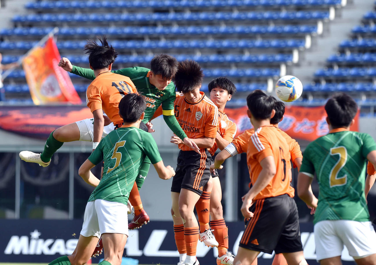 青森山田対八戸学院野辺地西　前半、ヘディングで先制ゴールを決める青森山田DF山本（左から2人目）（撮影・相沢孔志）