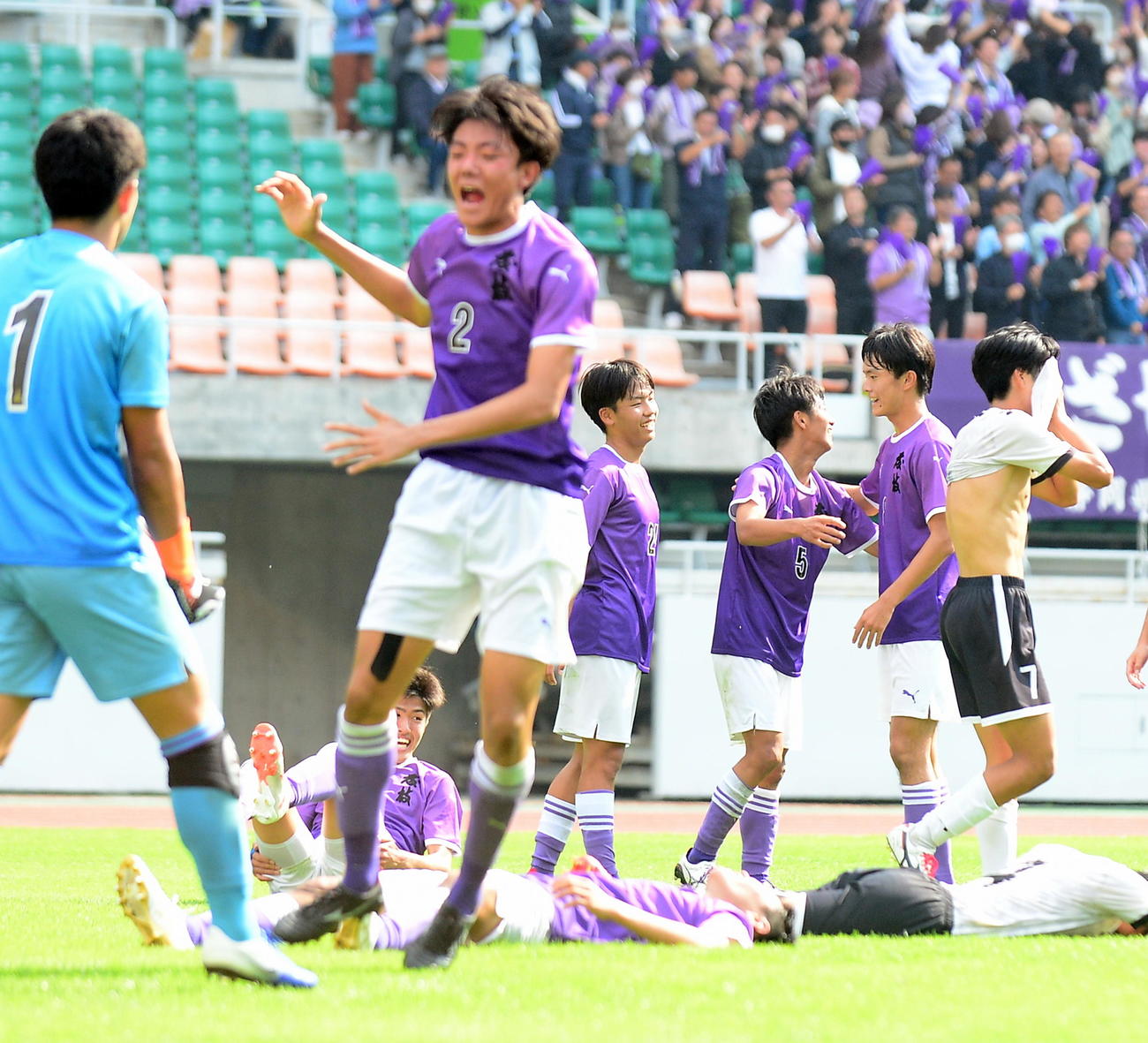 決勝進出を喜ぶ藤枝東イレブン