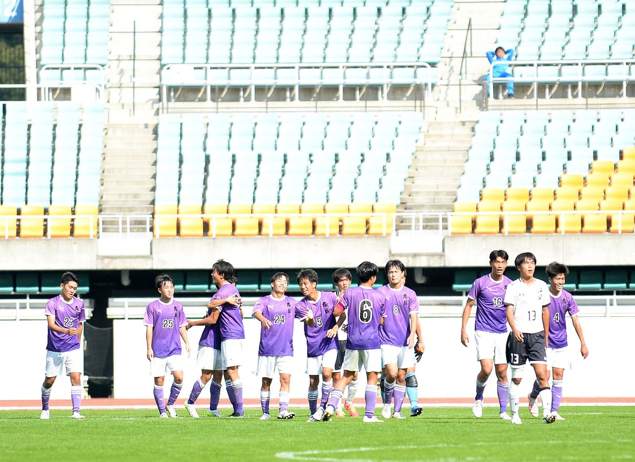 延長戦の末に勝利し、喜びを分かち合う藤枝東イレブン