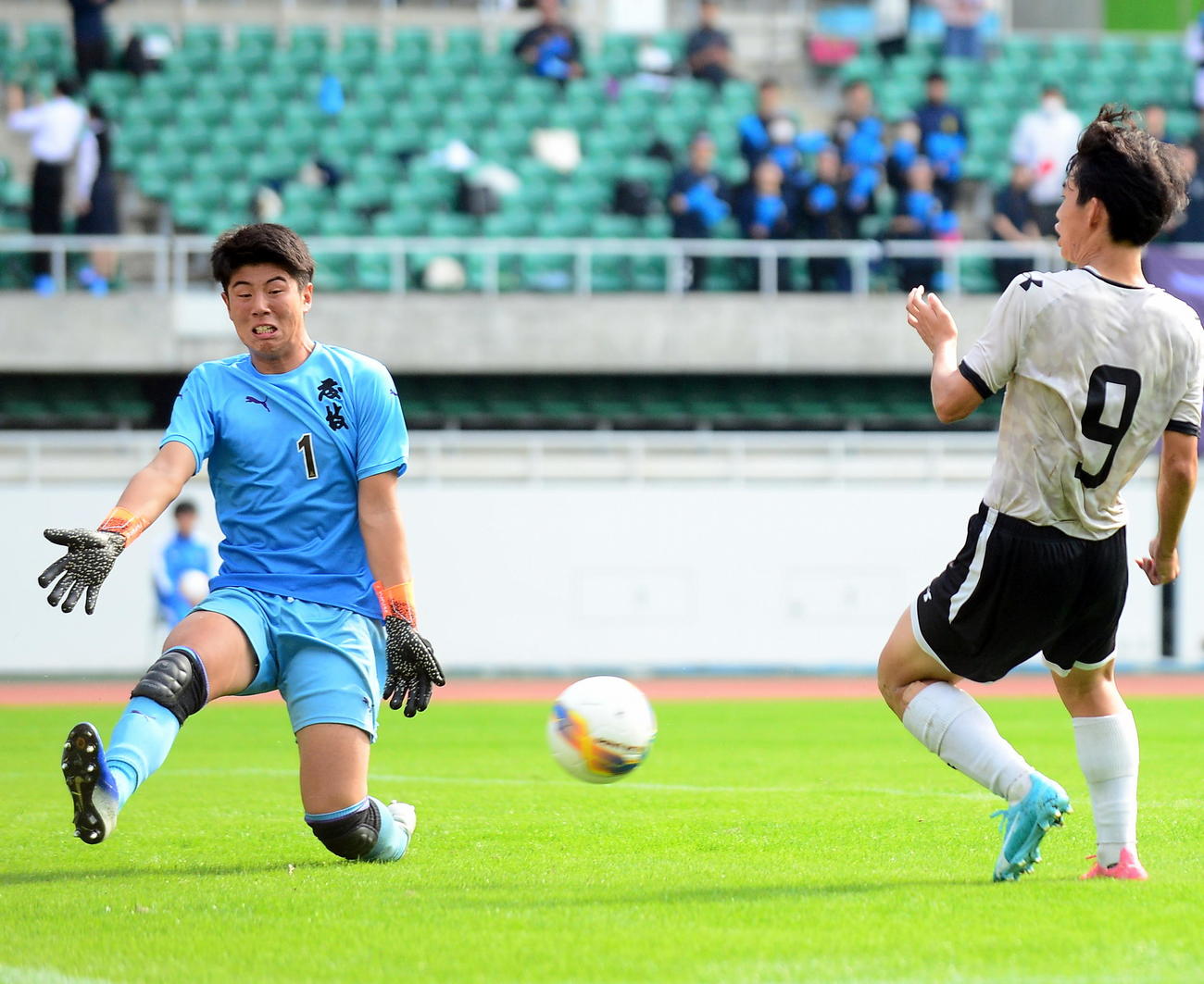 後半、決定的なピンチを防ぐ藤枝東GK藤崎（左）