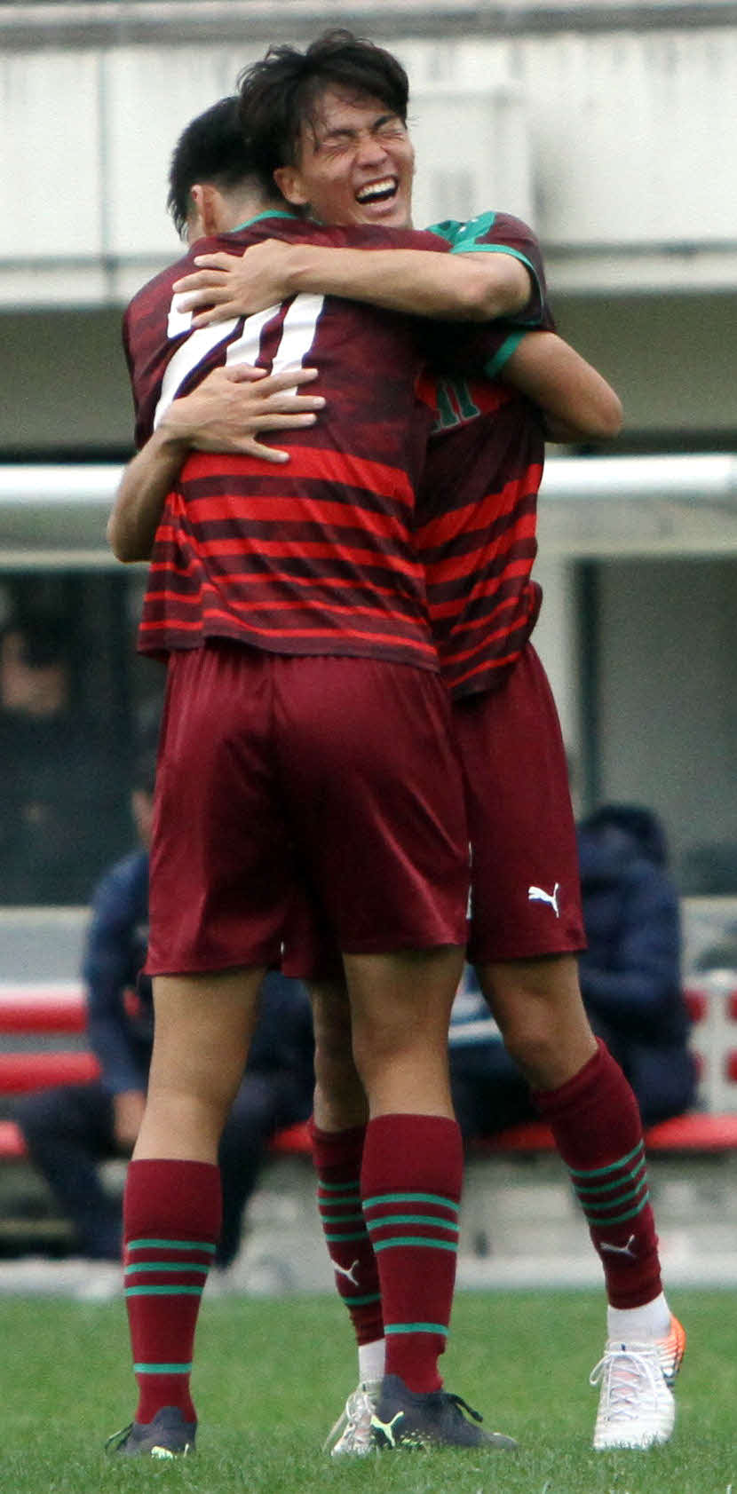 尚志対聖光学院　勝利を喜び抱き合う尚志DF・渡辺主将と尚志DF・高瀬（奥）（撮影・木村有優）