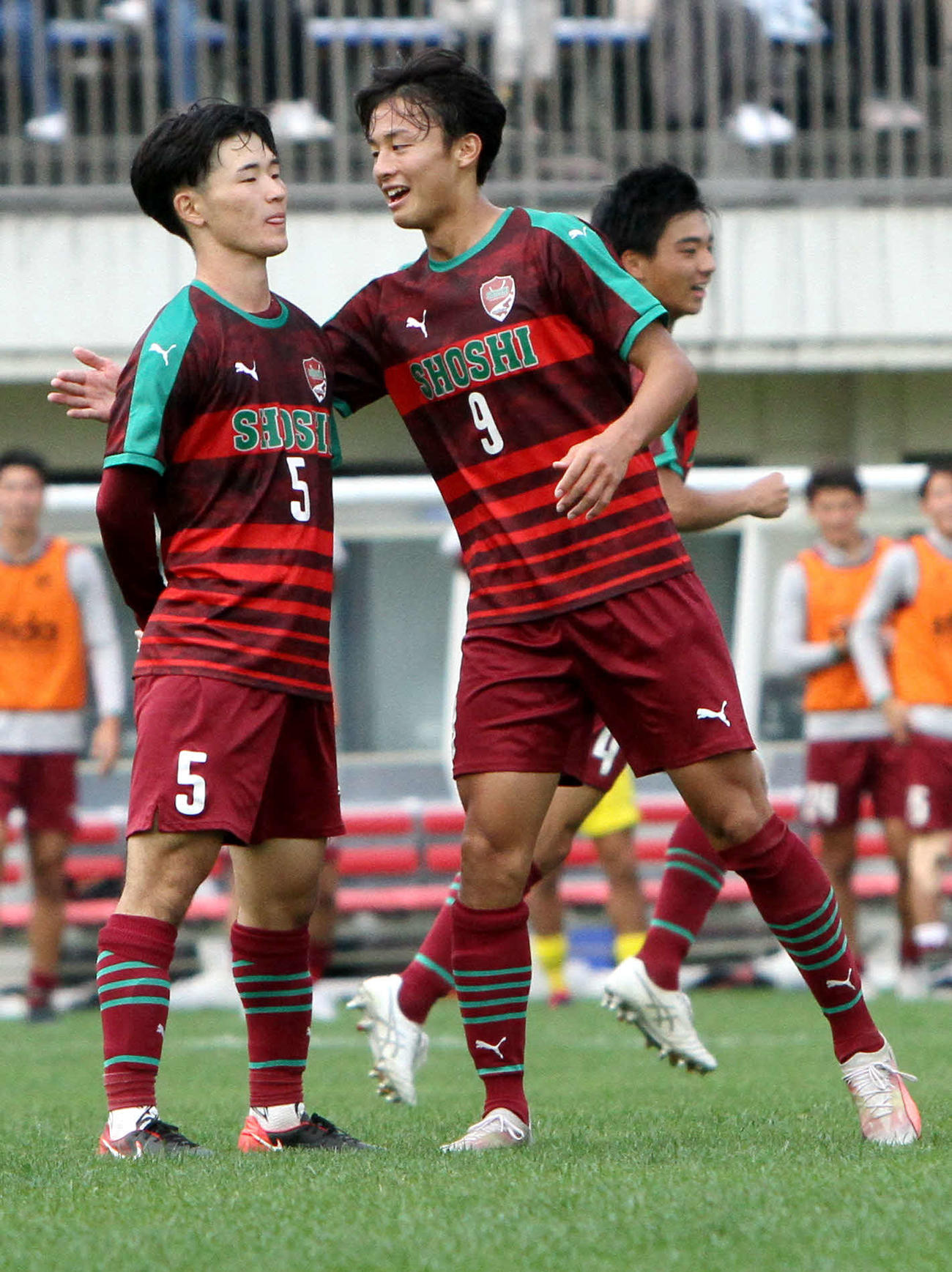 前半36分、2点目のゴールでポーズをとるDF白石（左）