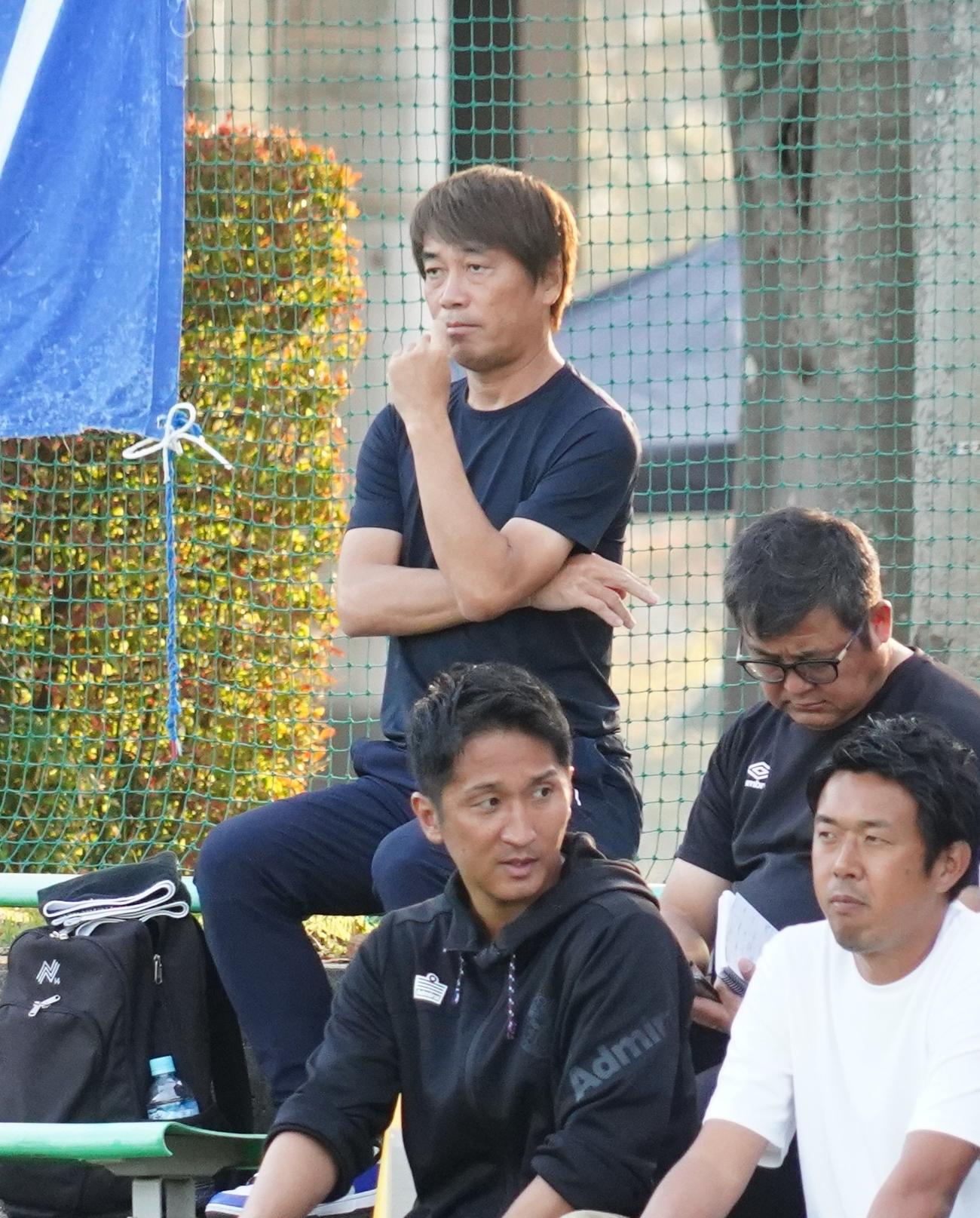 第97回関東大学サッカーリーグ戦1部を制した筑波大の中西哲生テクニカルアドバイザー（後列左）（撮影・佐藤成）