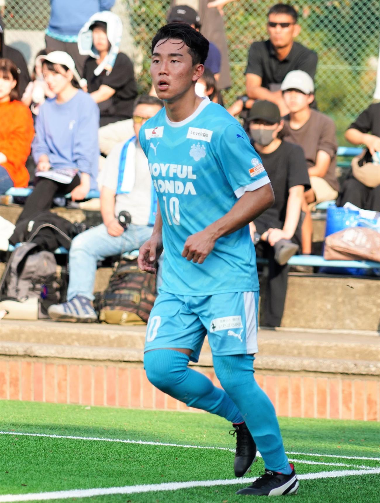 第97回関東大学サッカーリーグ戦1部筑波大－東国大で先制点を決めた筑波大MF角昂志郎（撮影・佐藤成）