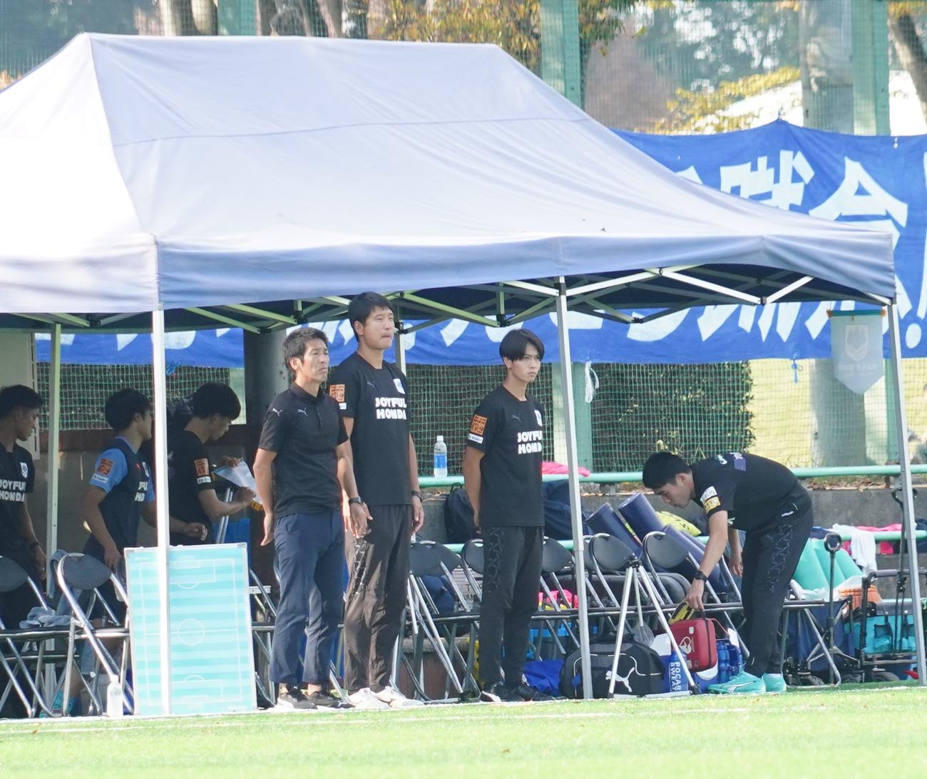 第97回関東大学サッカーリーグ戦1部を制した筑波大の小井土正亮監督（左）と平山相太ヘッドコーチ（撮影・佐藤成）